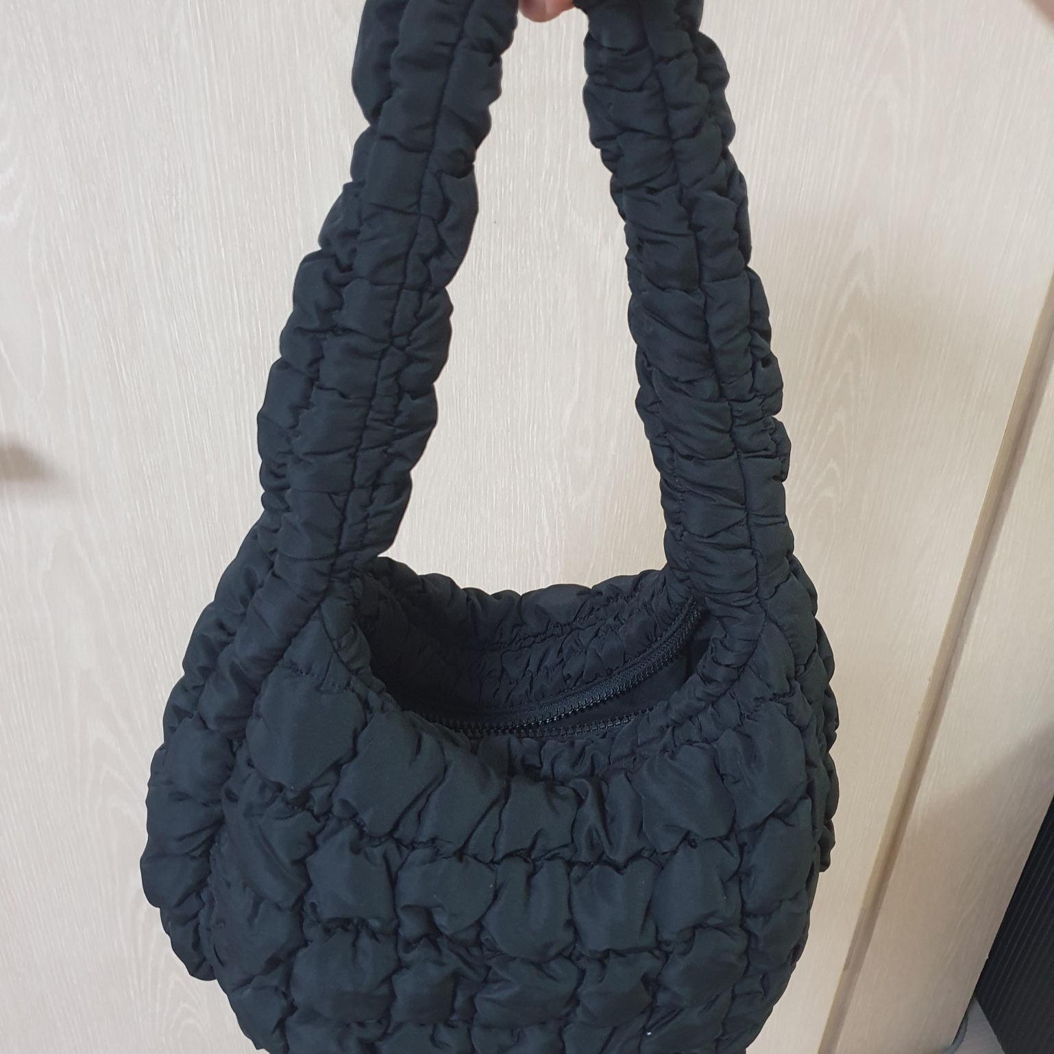 COS Quilted Mini Bag Black 착용 스타일 - 2