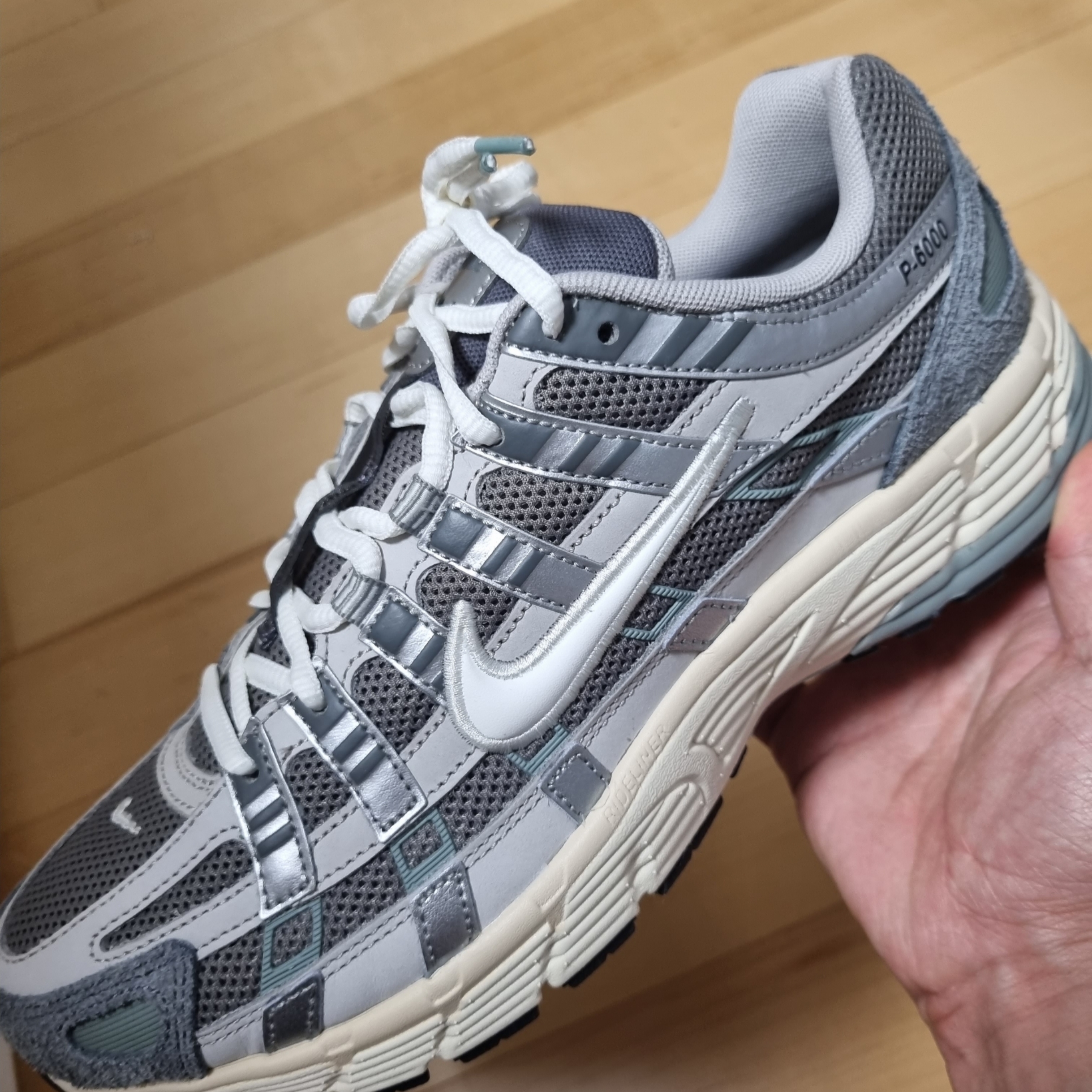 Nike P-6000 Flat Pewter Light Iron Ore 착용 스타일