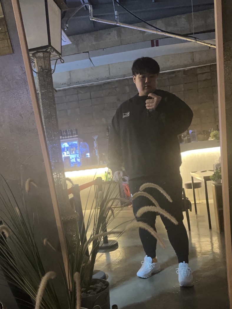 Nike x Stussy NRG Washed Fleece Crewneck Black (DO5310-010), Nike Air Max 97 Triple White Wolf Grey 착용 스타일