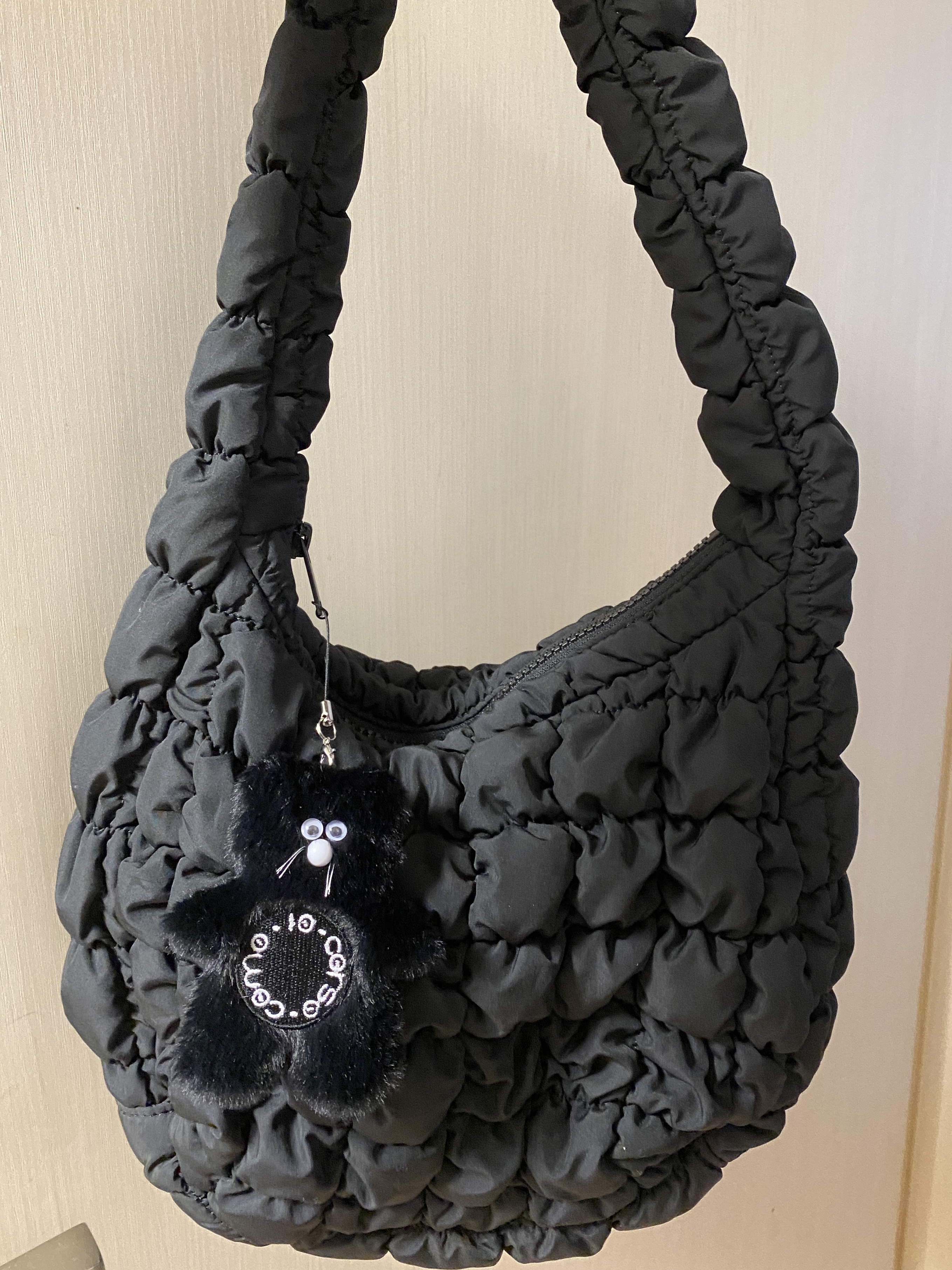 COS Quilted Mini Bag Black, Monamhee x 10 Corso Como Bianco Phone Strap Black 착용 스타일