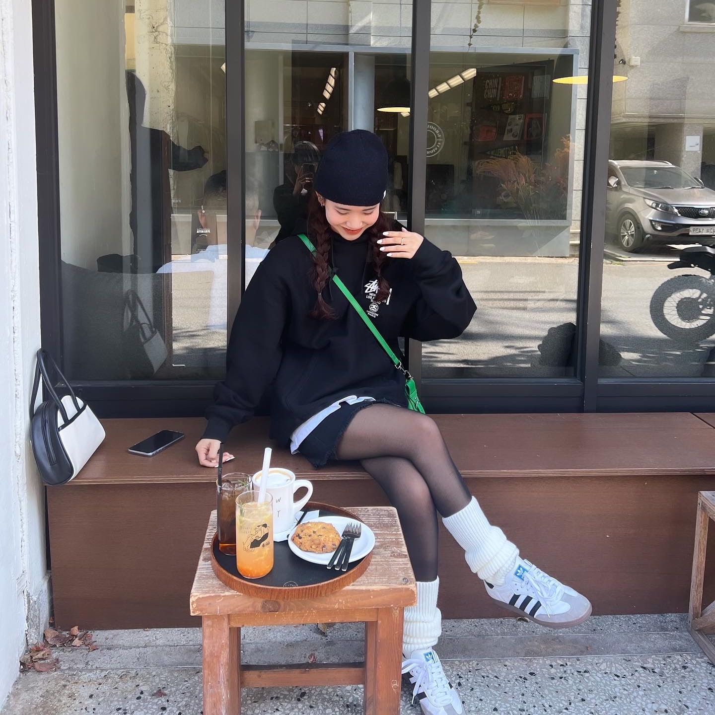 Stussy World Tour Hoodie Black 2023, Adidas Samba Vegan White Black 착용 스타일 - 2