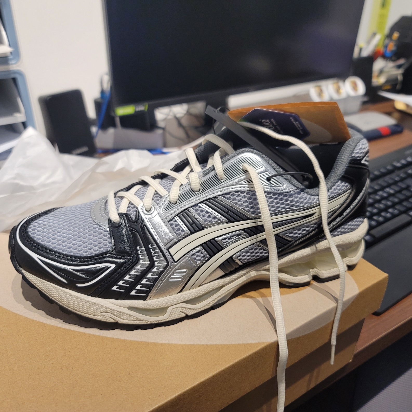 Asics Gel-Kayano 14 Black Glacier Grey 착용 스타일