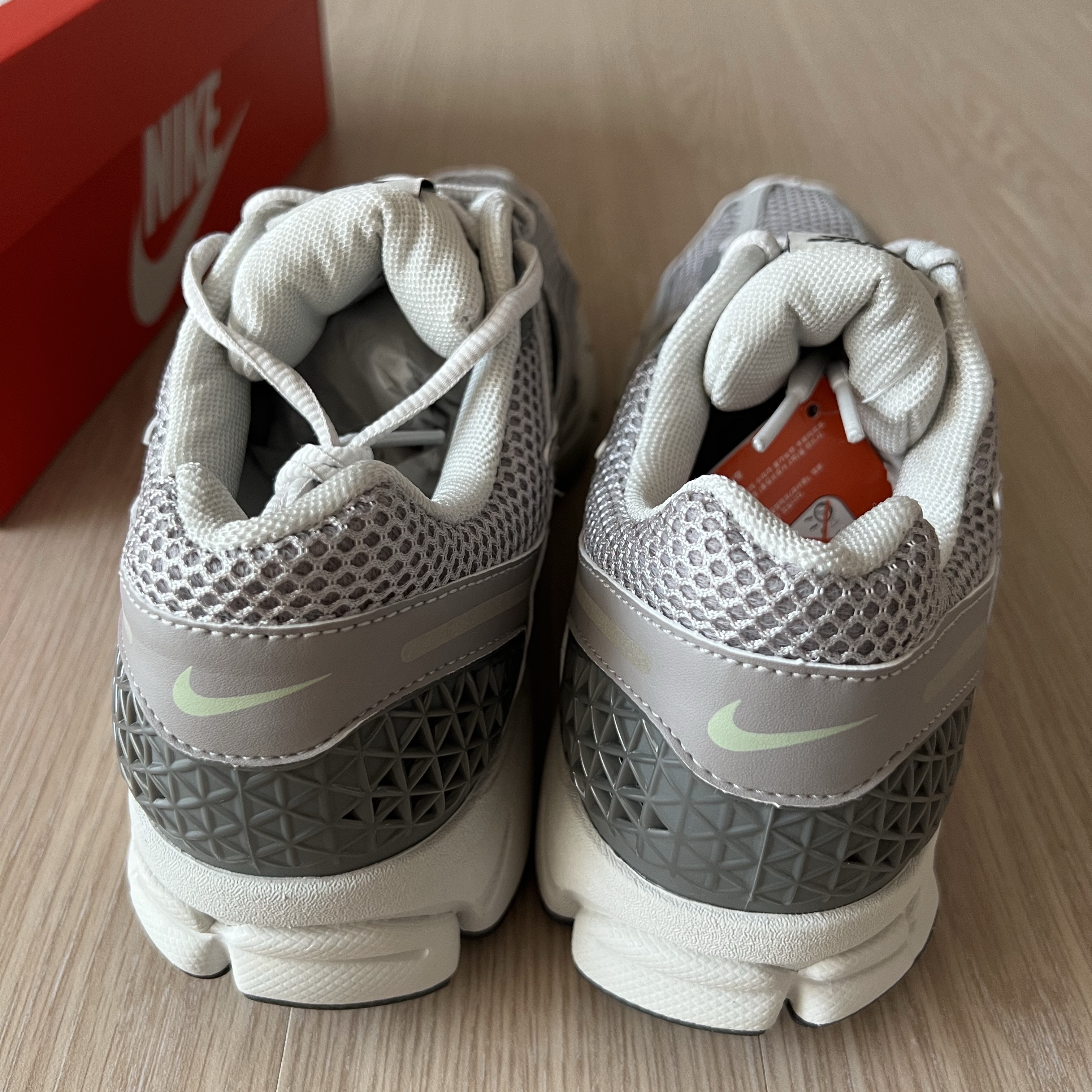(W) Nike Zoom Vomero 5 Cobblestone and Flat Pewter 착용 스타일 - 1