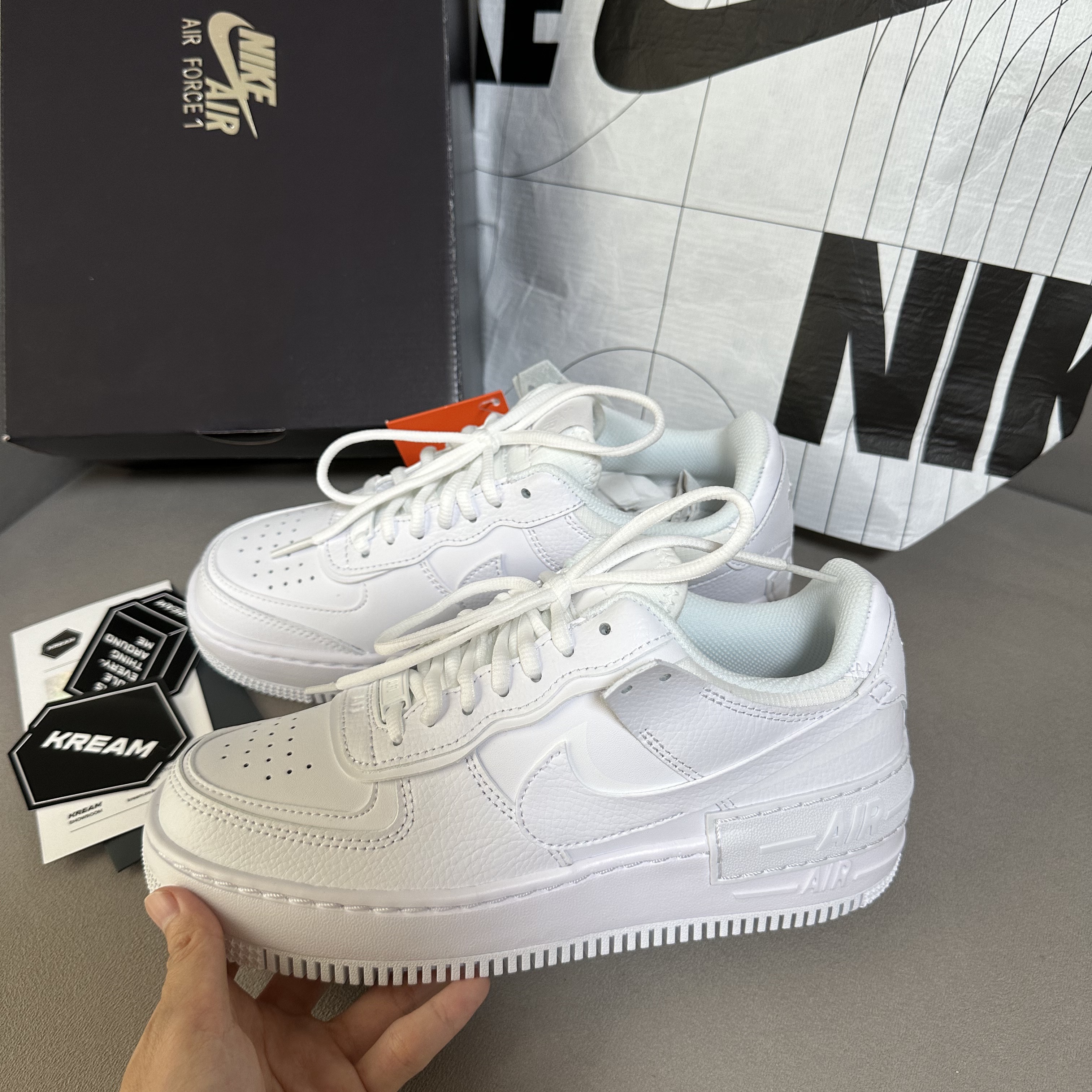 (W) Nike Air Force 1 Shadow Triple White 착용 스타일 - 1