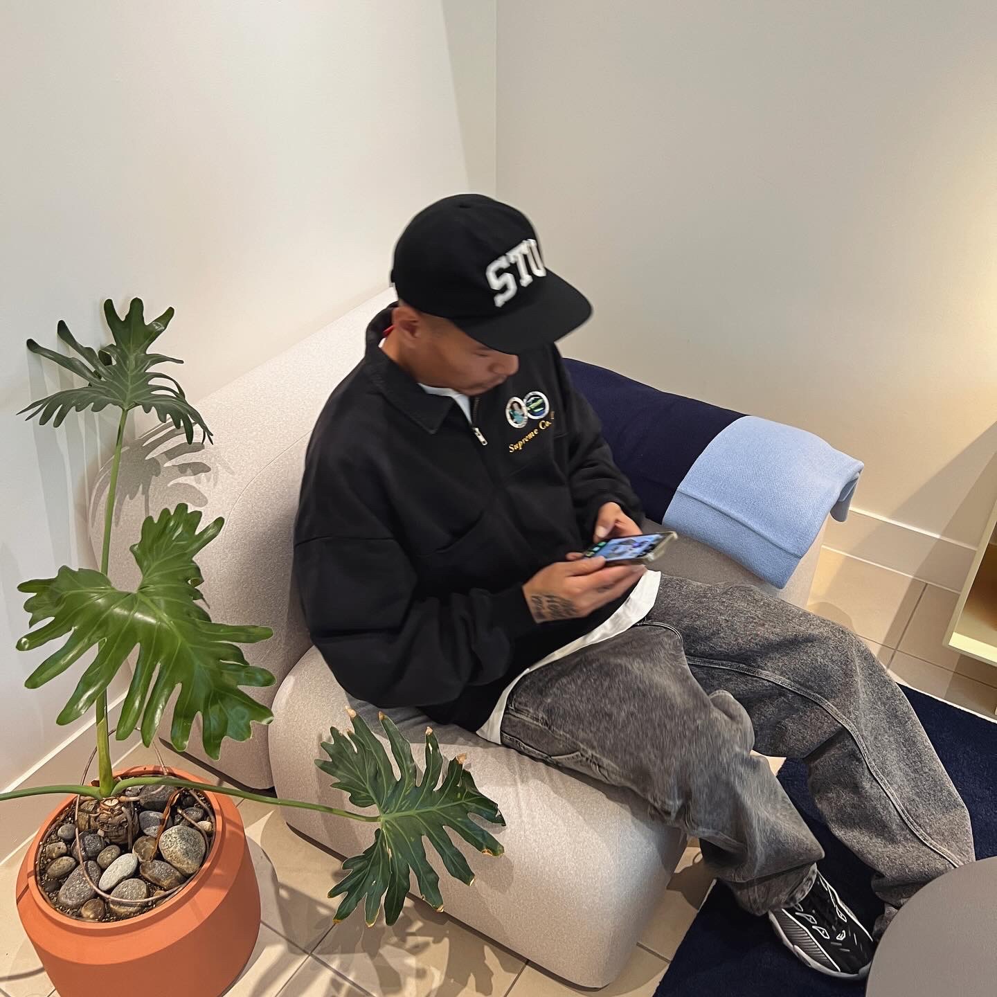 Supreme Denim Collar Half Zip Sweatshirt Black - 23SS, Nike x Drake Nocta Glide Black White Clear 착용 스타일 - 3
