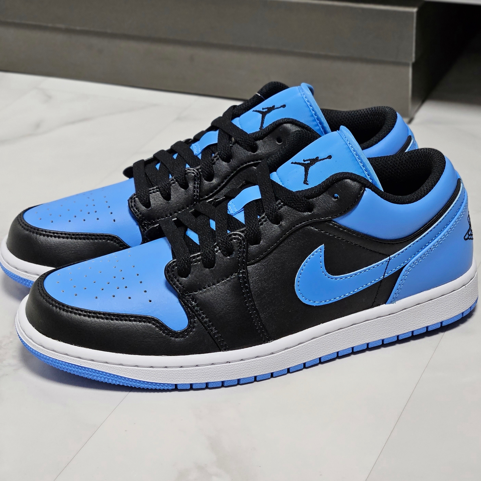 Jordan 1 Low Black University Blue 착용 스타일 - 2