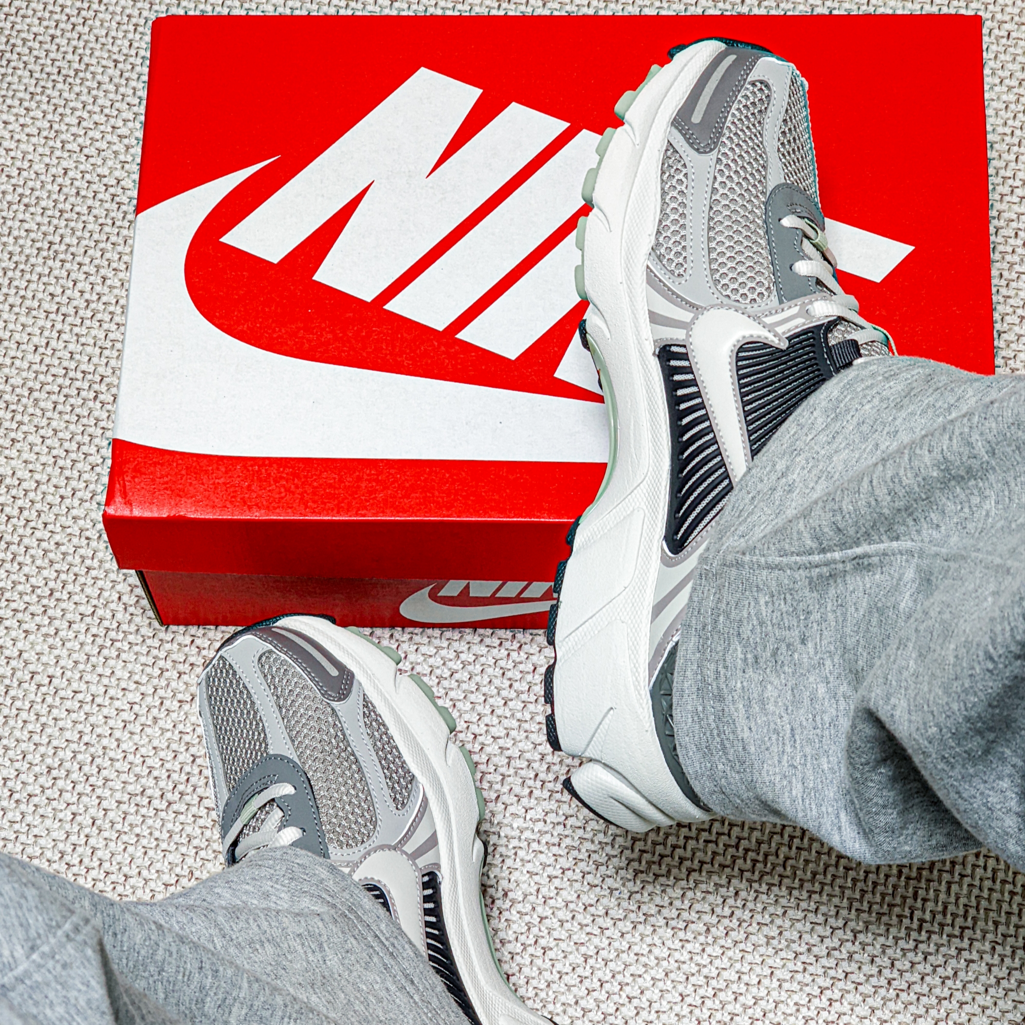 (W) Nike Zoom Vomero 5 Cobblestone and Flat Pewter 착용 스타일