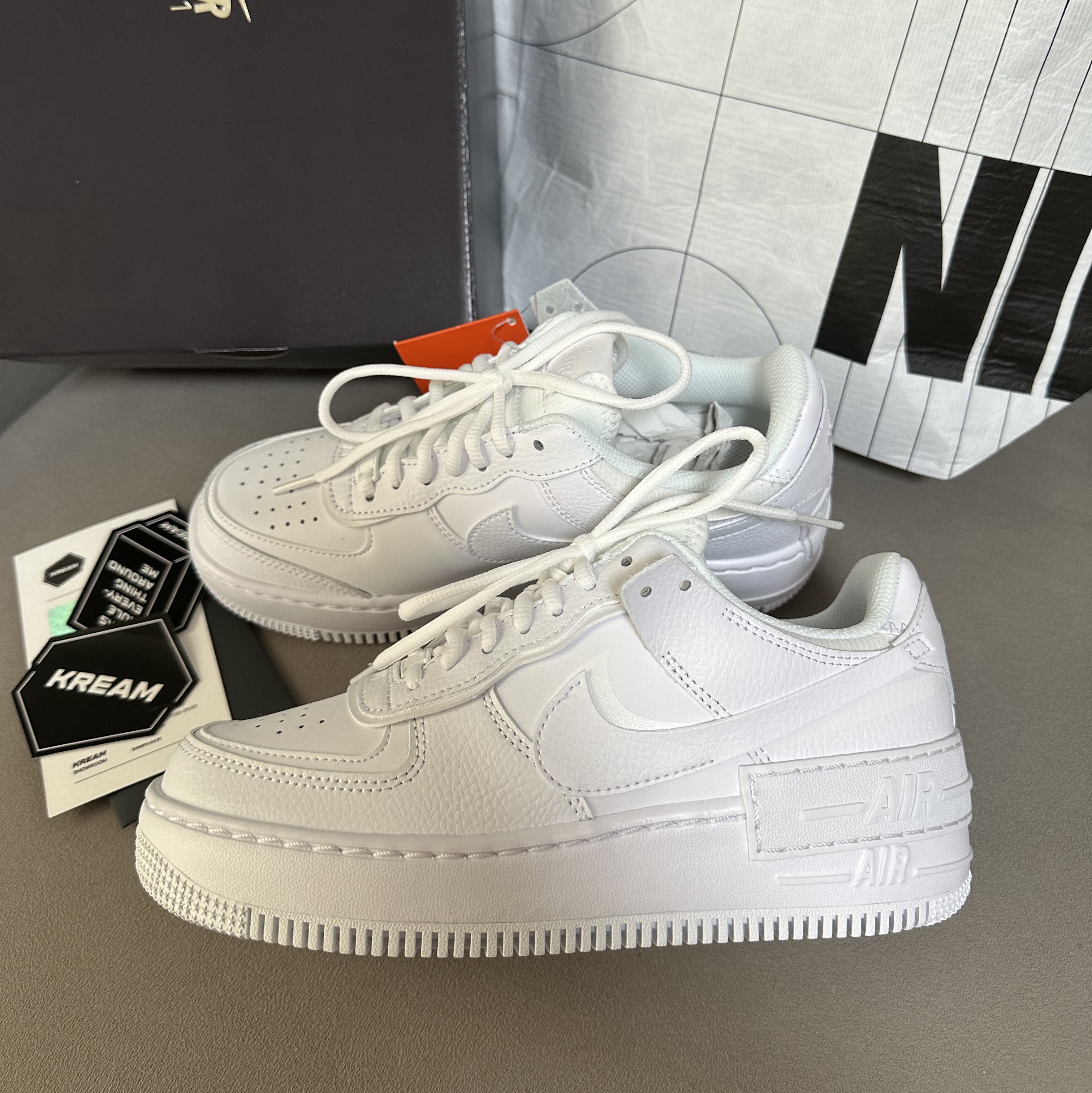 (W) Nike Air Force 1 Shadow Triple White 착용 스타일 - 2