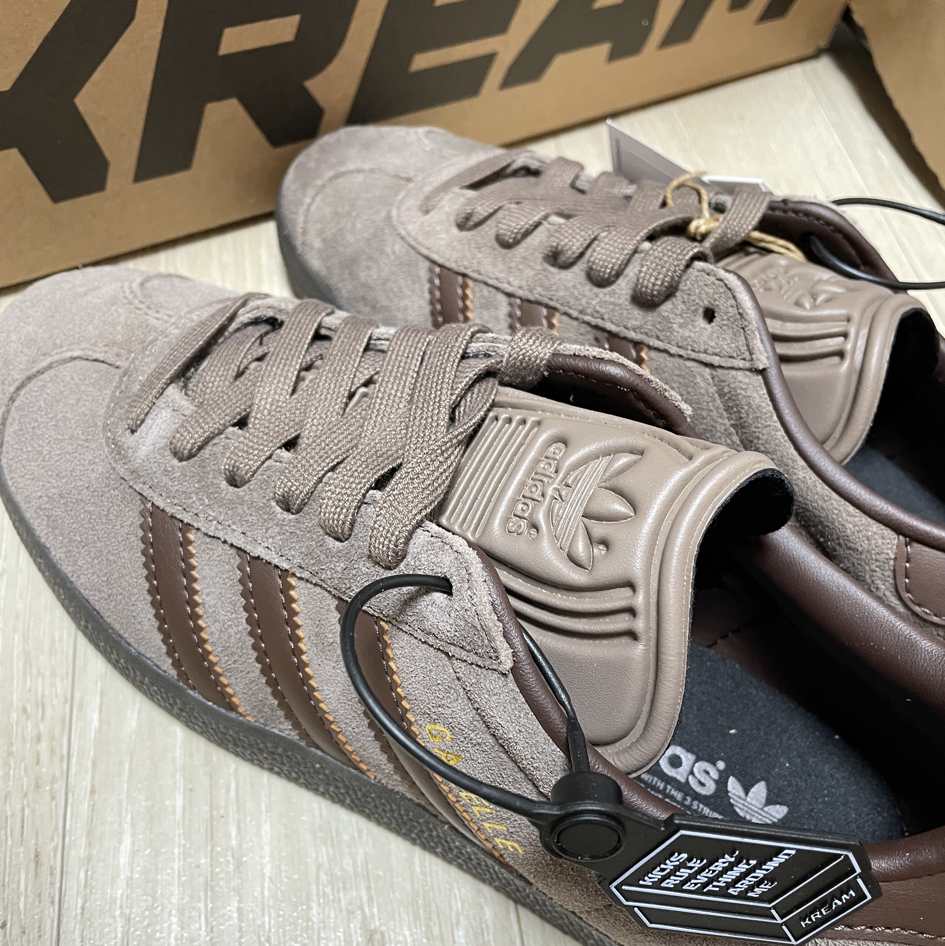 Adidas Gazelle Earth Strata Brown Gum 착용 스타일