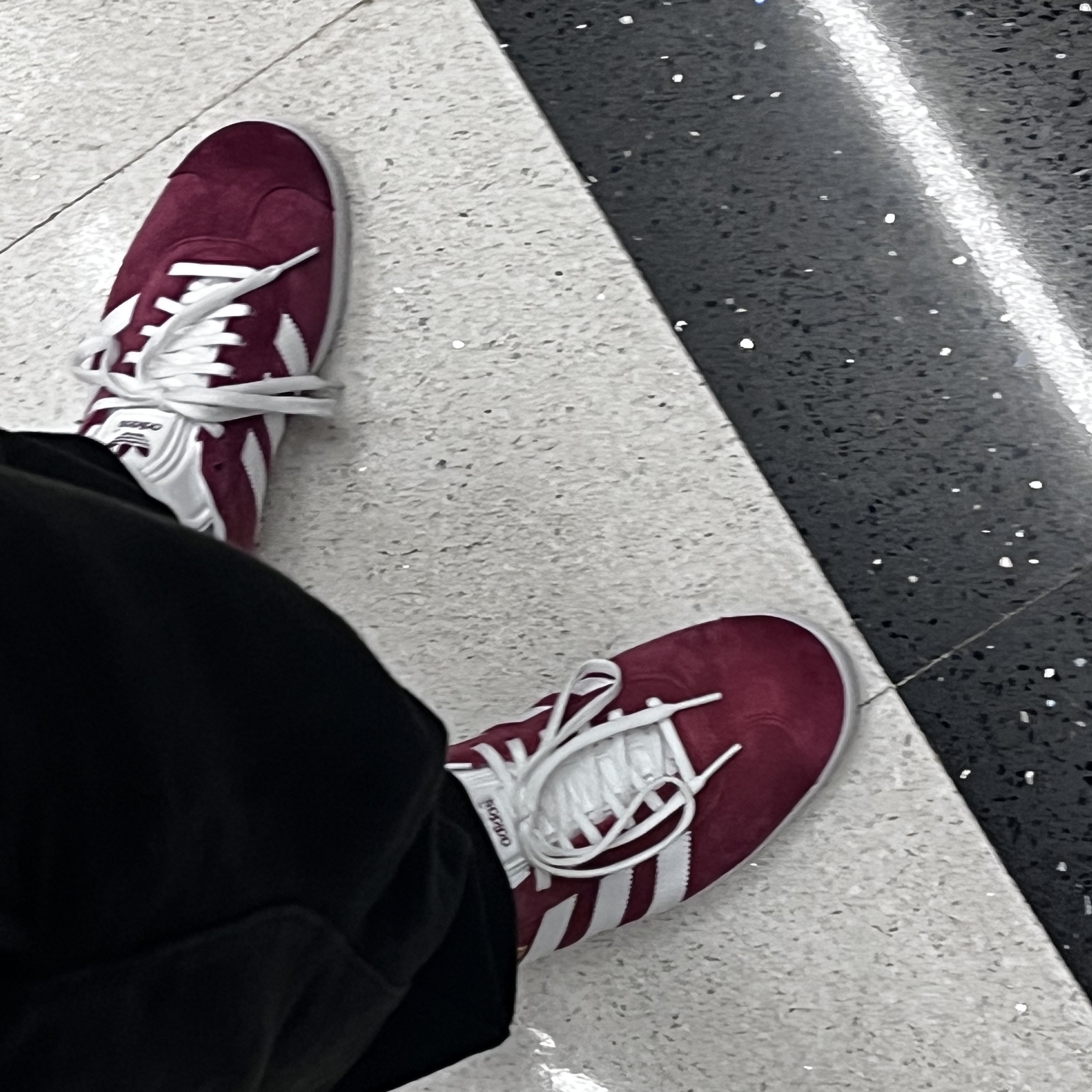 Adidas Gazelle Collegiate Burgundy 착용 스타일