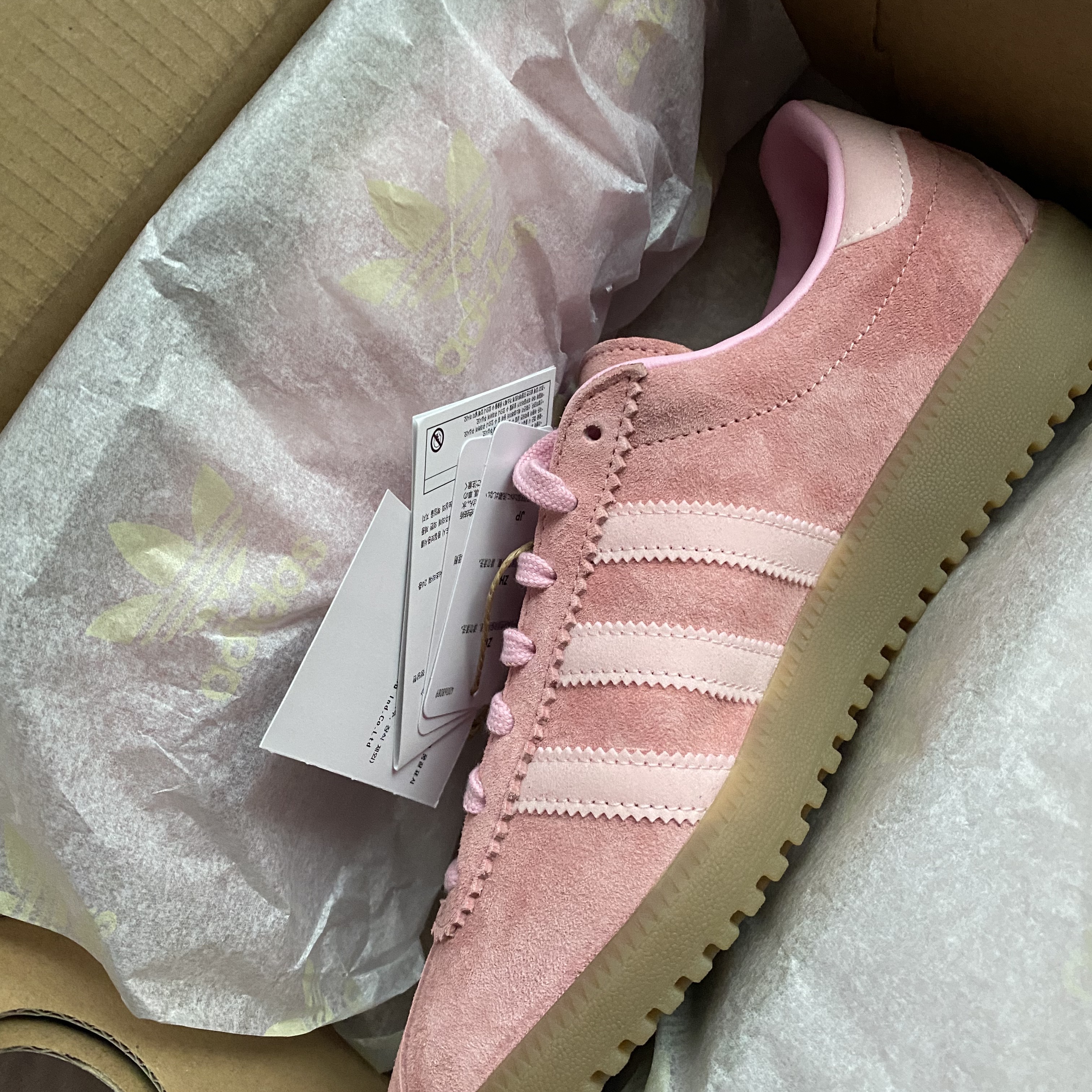 Adidas Bermuda Glow Pink 착용 스타일