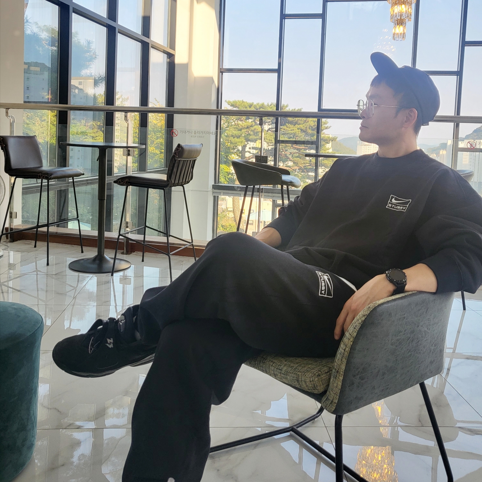Nike x Stussy NRG Washed Fleece Crewneck Black (DO5310-010), Nike x Stussy NRG Washed Fleece Pants Black (DO5296-010) 착용 스타일