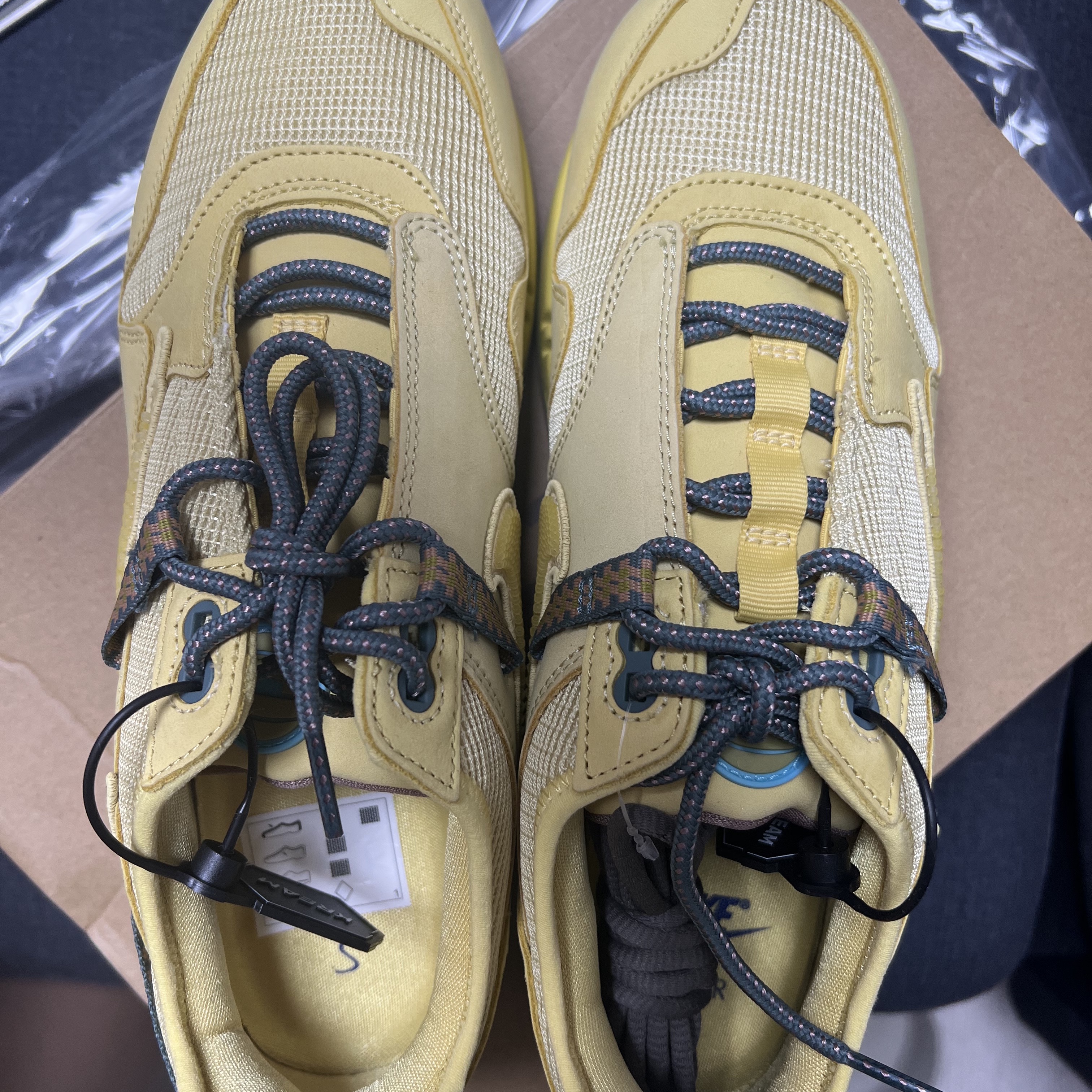 Nike x Travis Scott Air Max 1 Cact.us Gold 착용 스타일 - 3