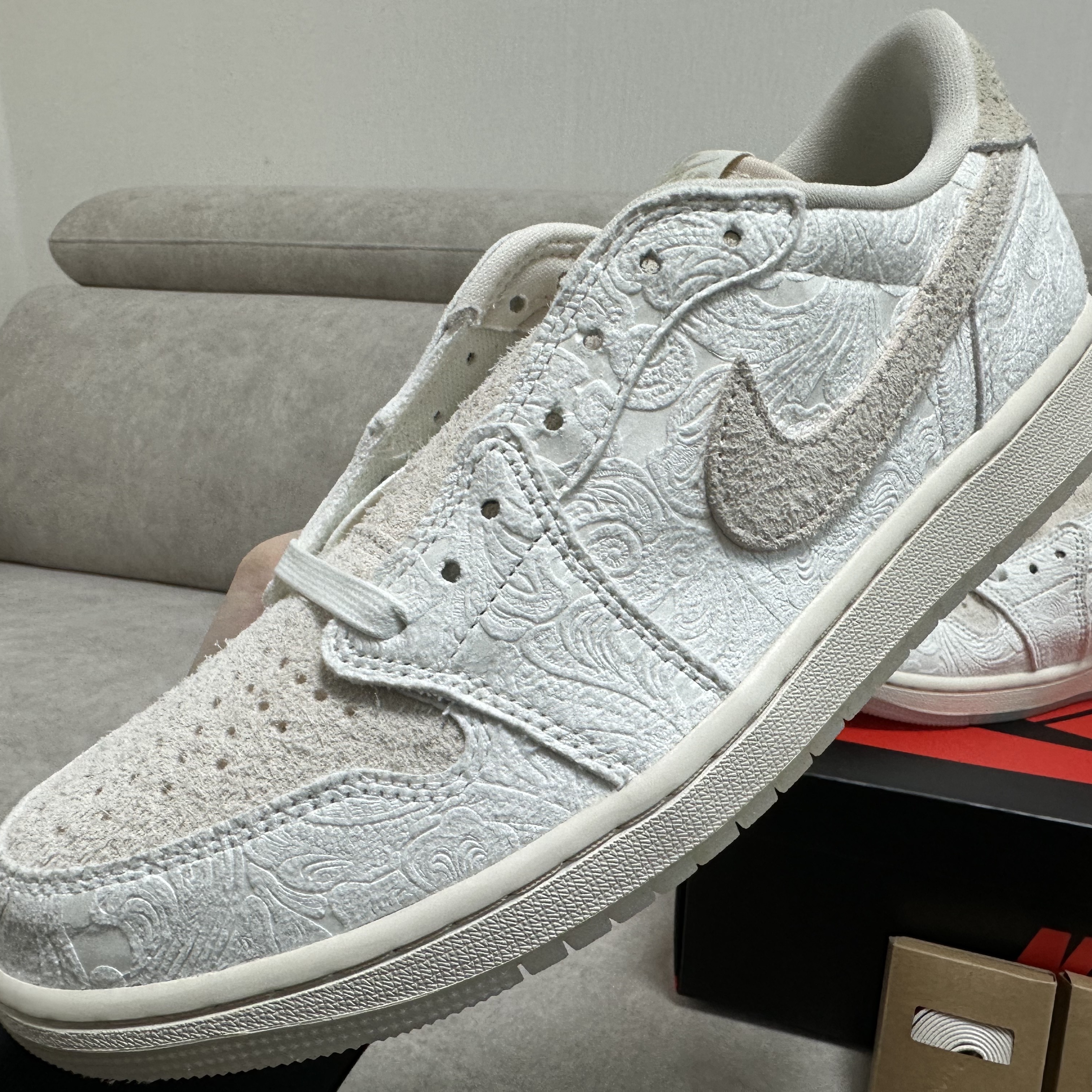 Jordan 1 x Chris Paul Retro Low OG Light Cream and Sail 착용 스타일 - 1
