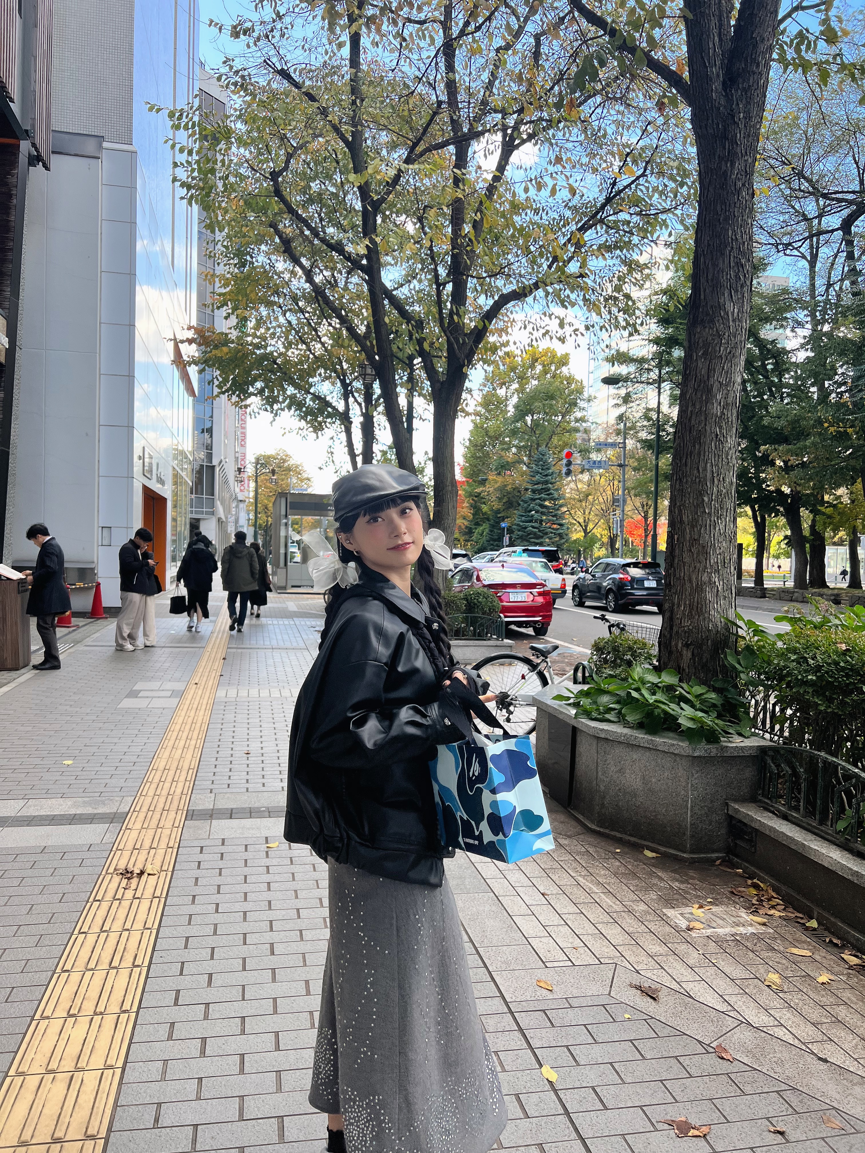 COS Quilted Oversized Shoulder Bag Black, Asics Gel-Kayano 14 Cream Black 착용 스타일 - 3