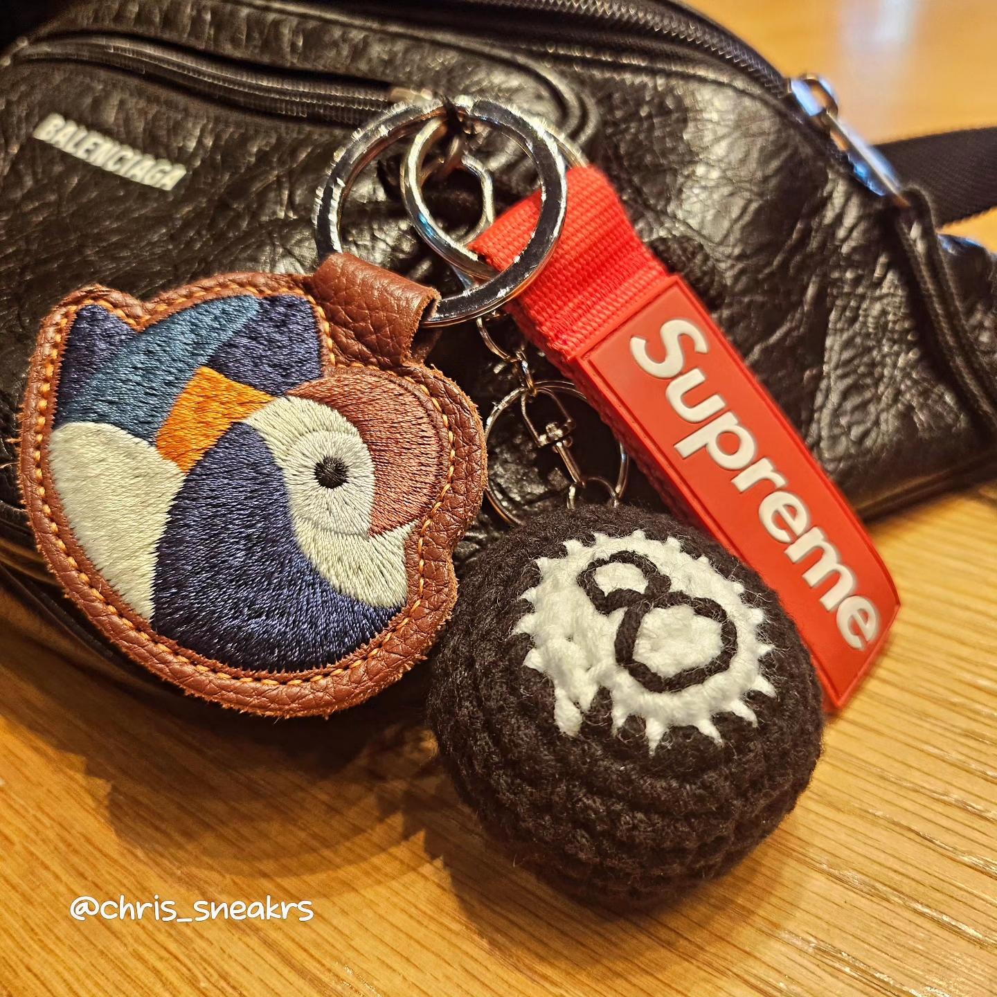 Supreme Lasered Twill Camp Cap Black - 23SS, Supreme Webbing Keychain Red - 23SS 착용 스타일 - 3