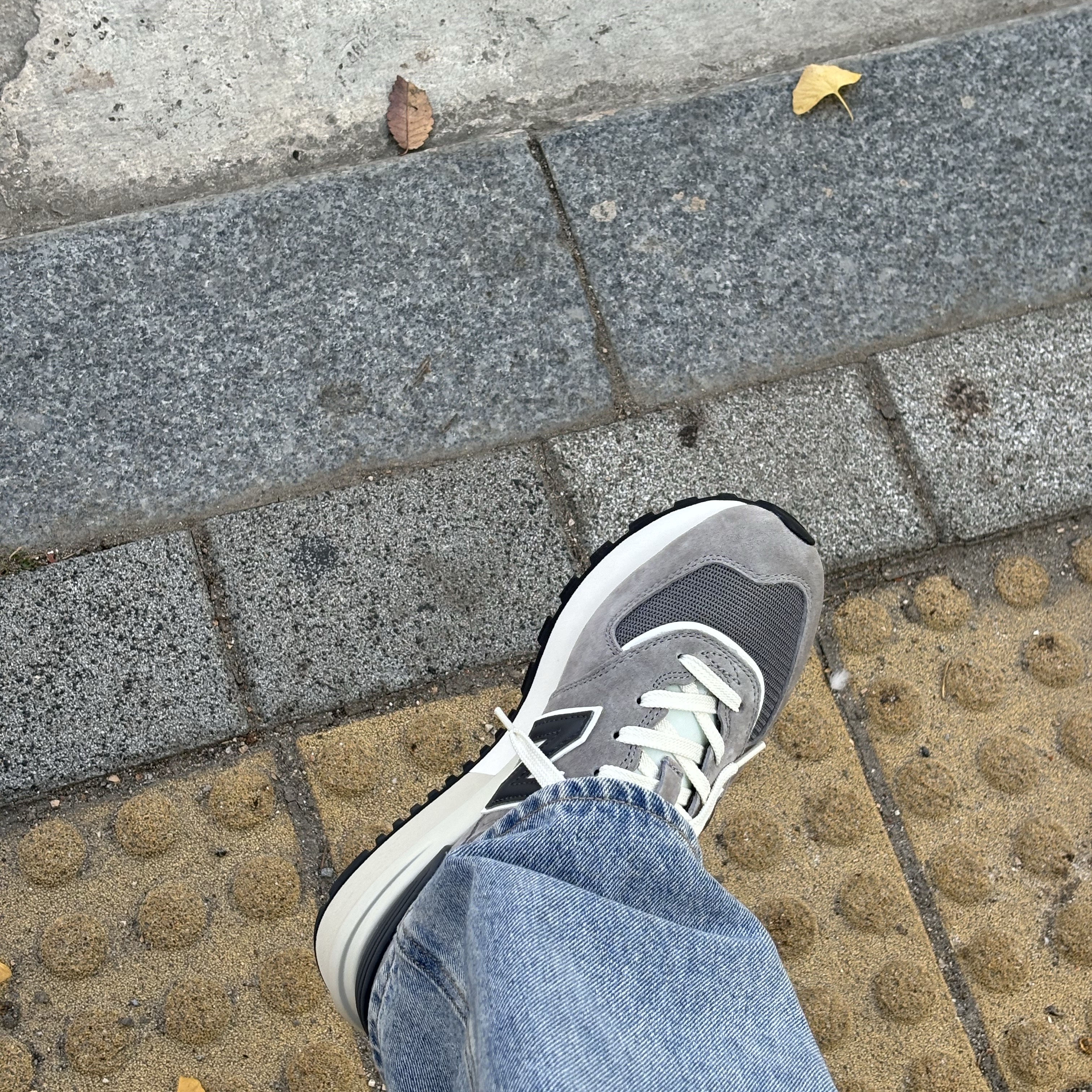 New Balance 574 Legacy Grey 착용 스타일 - 1