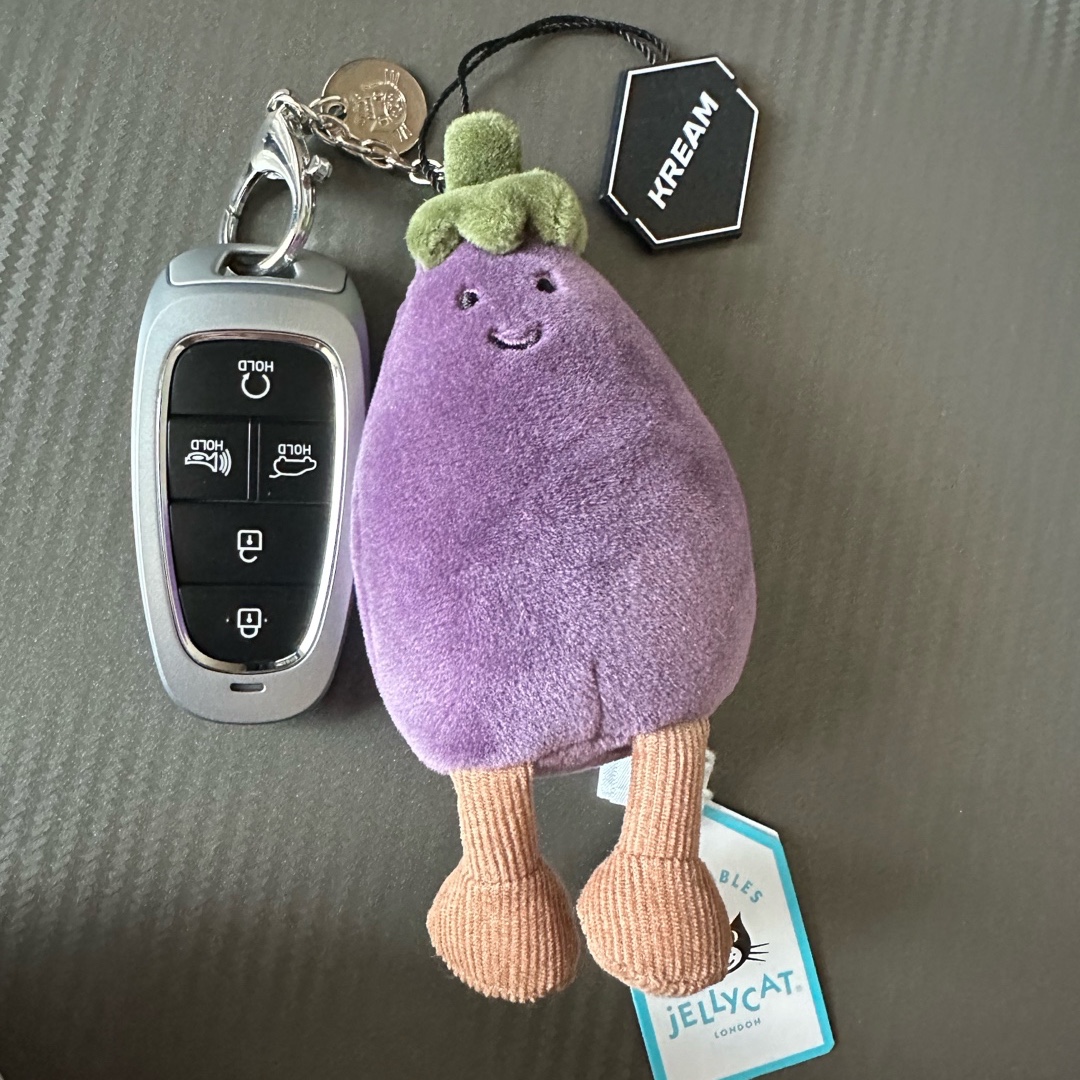 Jellycat Vivacious Aubergine Bag Charm Purple 착용 스타일