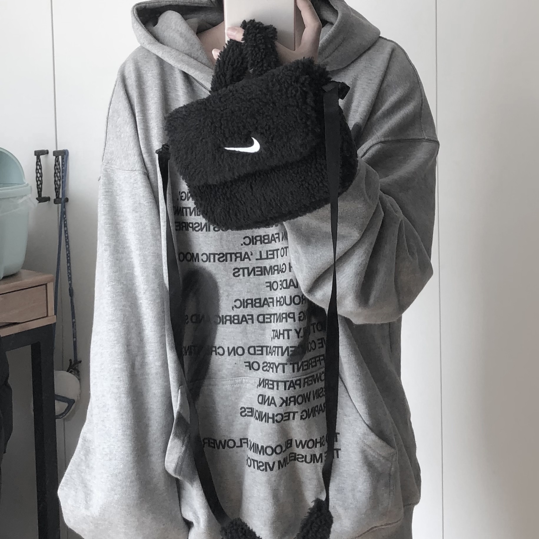 (Kids) Nike NSW Faux Fur Crossbody Bag Black 착용 스타일 - 2