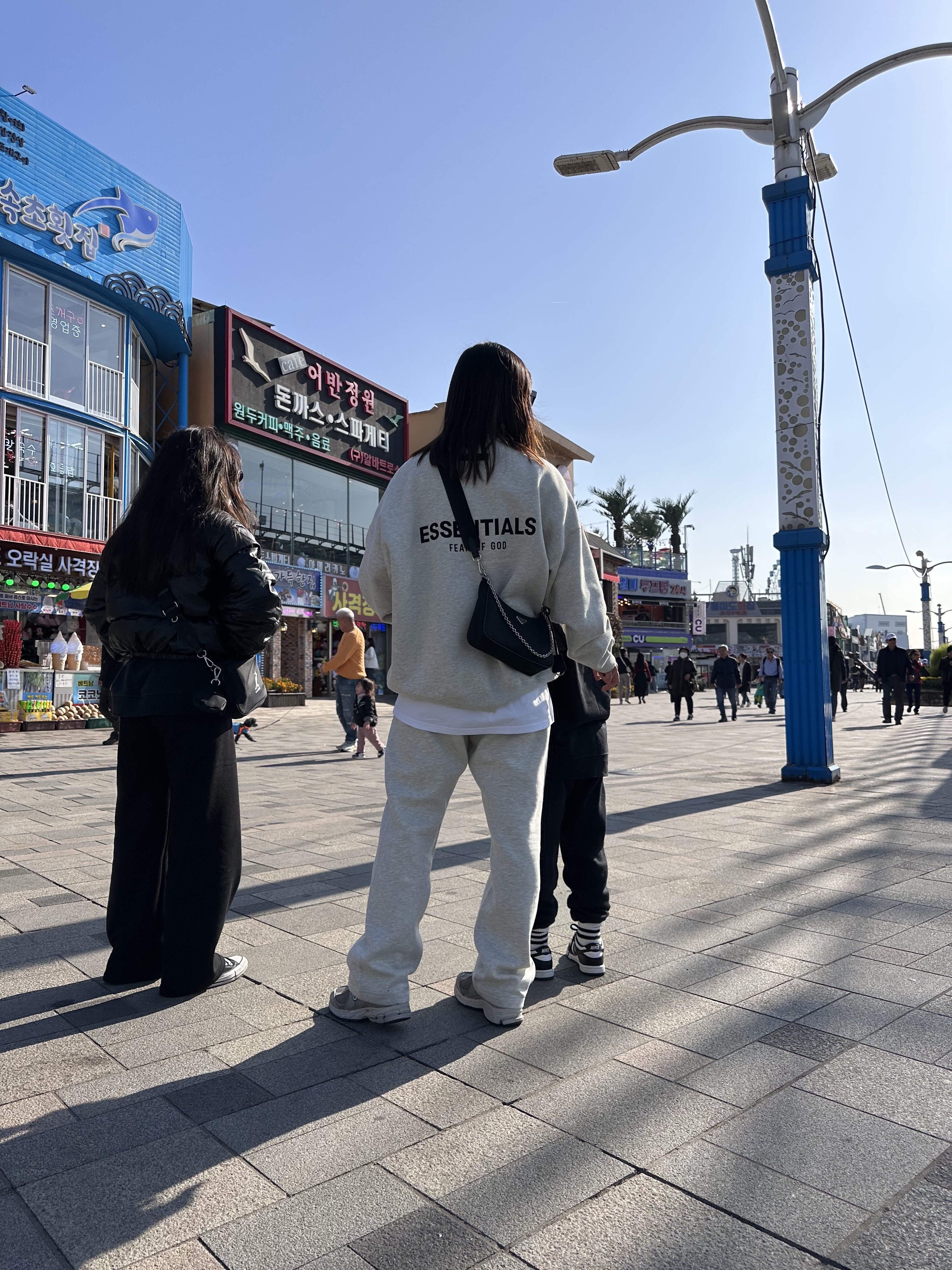 Essentials The Core Collection Hoodie Dark Oatmeal, Essentials The Core Collection Relaxed Sweatpants Dark Oatmeal 착용 스타일 - 2