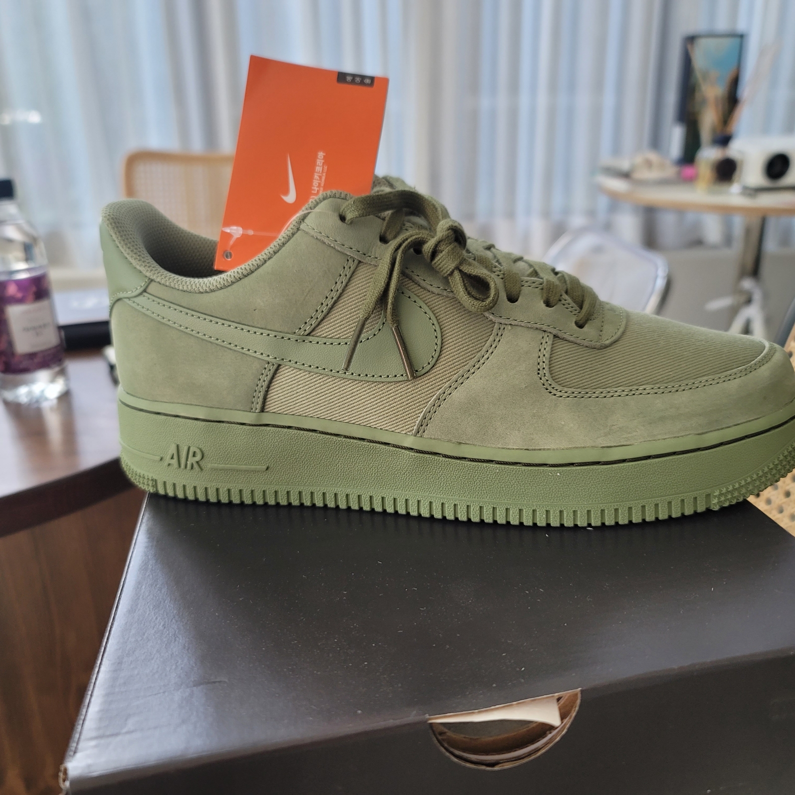 Nike Air Force 1 '07 LX Oil Green 착용 스타일