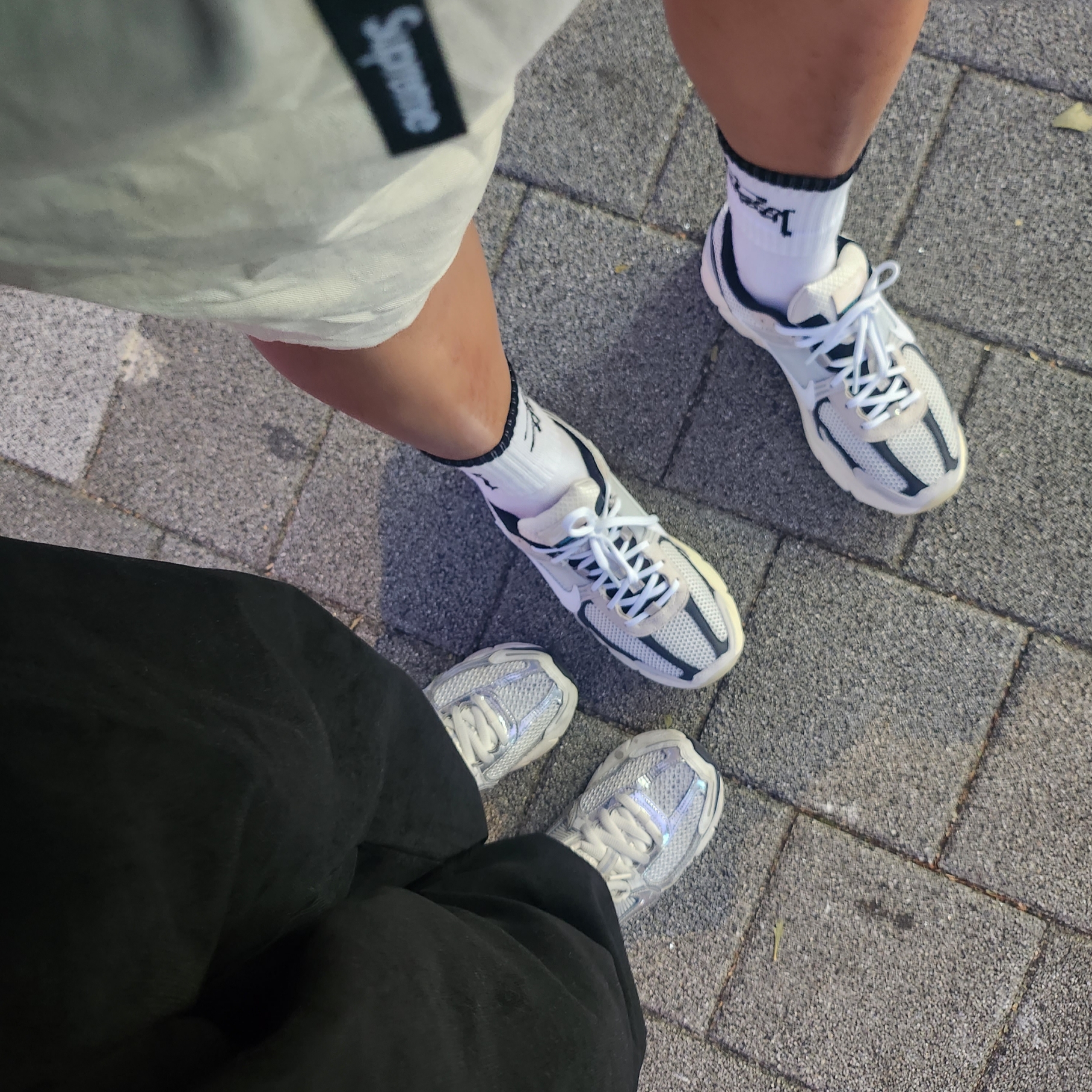 (W) Nike Zoom Vomero 5 Photon Dust and Metallic Silver, Nike Zoom Vomero 5 Light Bone and Black 착용 스타일