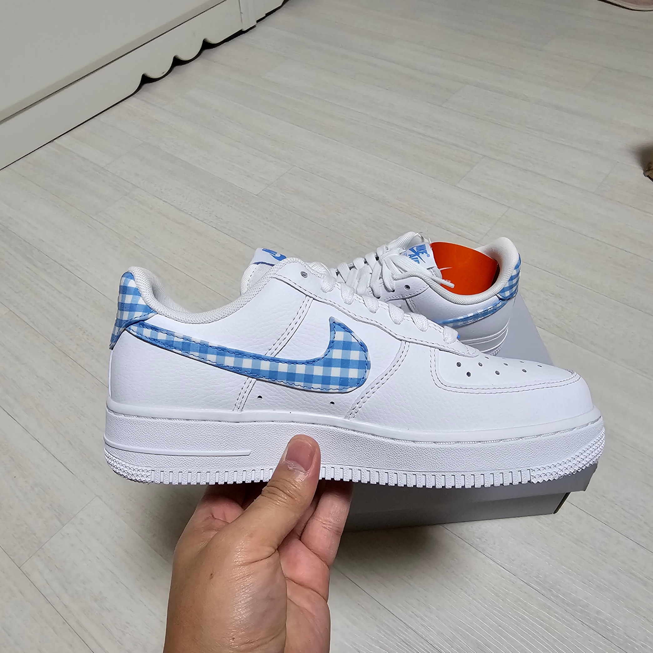 (W) Nike Air Force 1 '07 White University Blue 착용 스타일 - 4