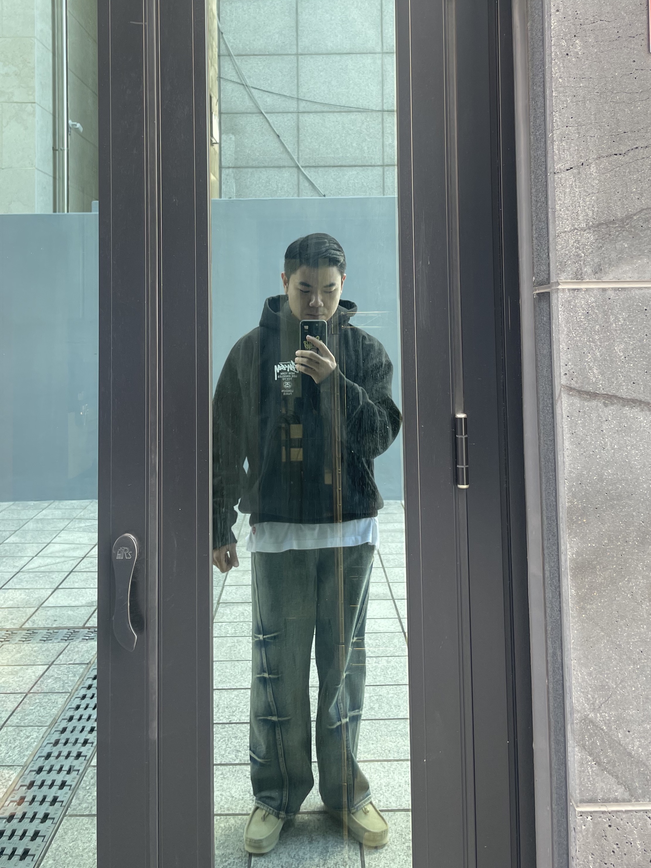 Stussy World Tour Hoodie Black 2023, Clarks Wallabee Maple Suede 착용 스타일