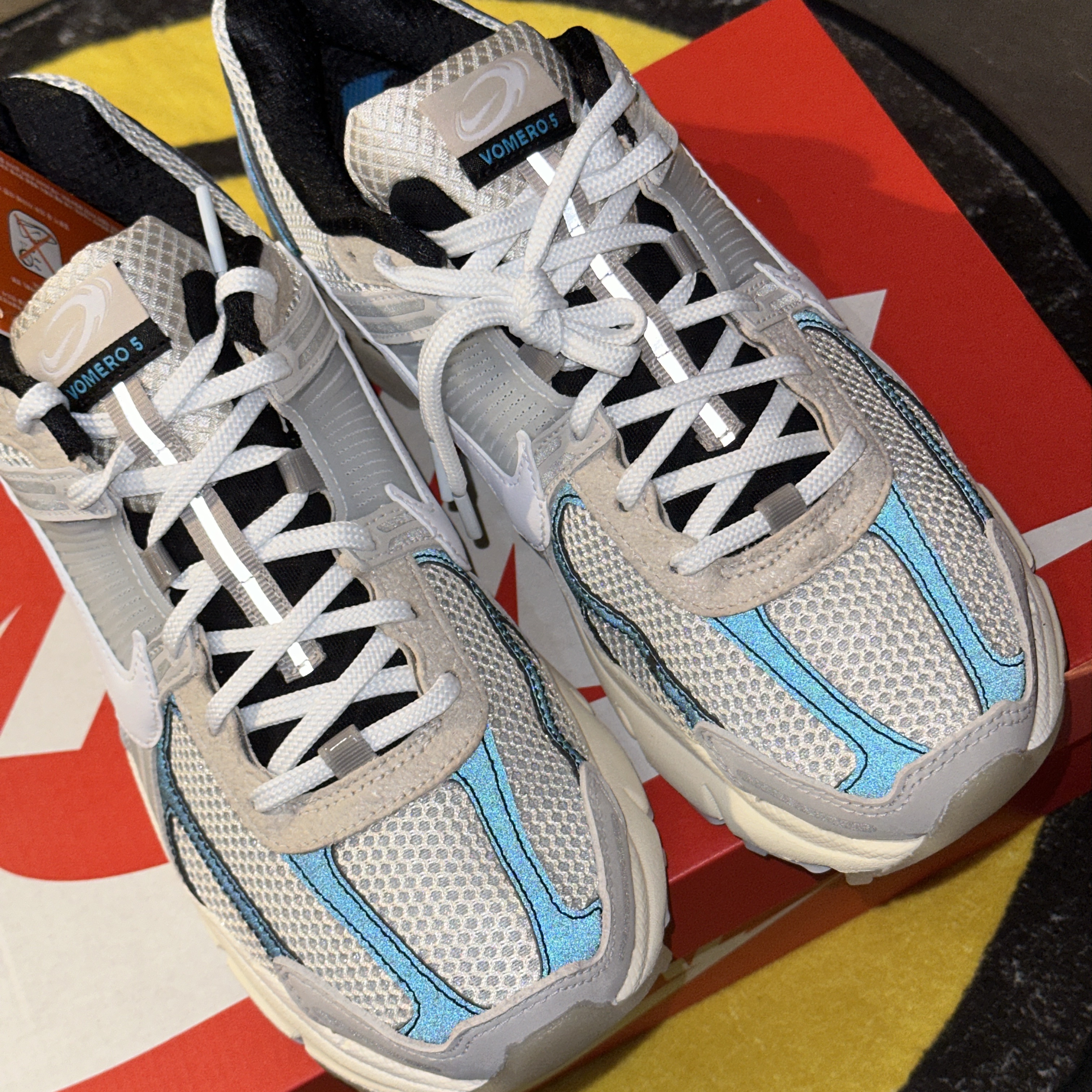 Nike Zoom Vomero 5 Light Bone and Black 착용 스타일 - 4