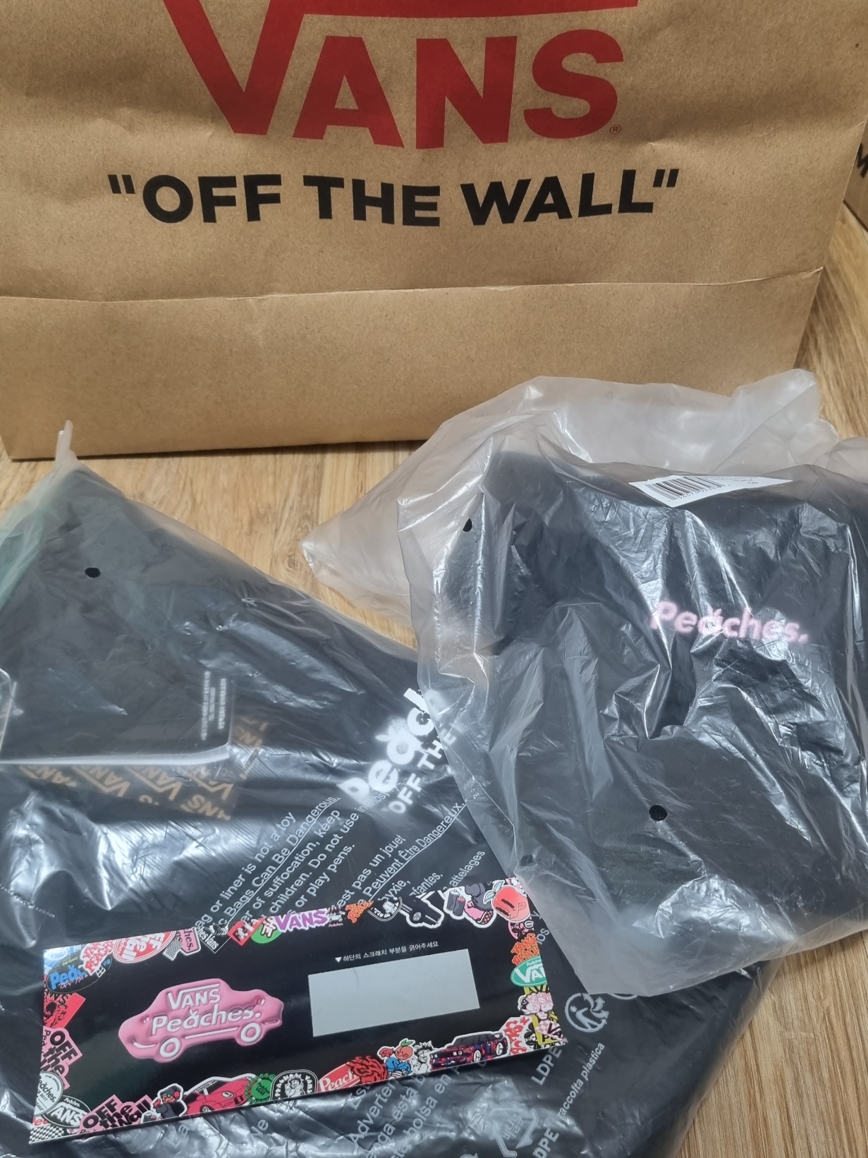 Vans x Peaches. Cap Black, Vans x Peaches. Staple S/S T-Shirt Black 착용 스타일