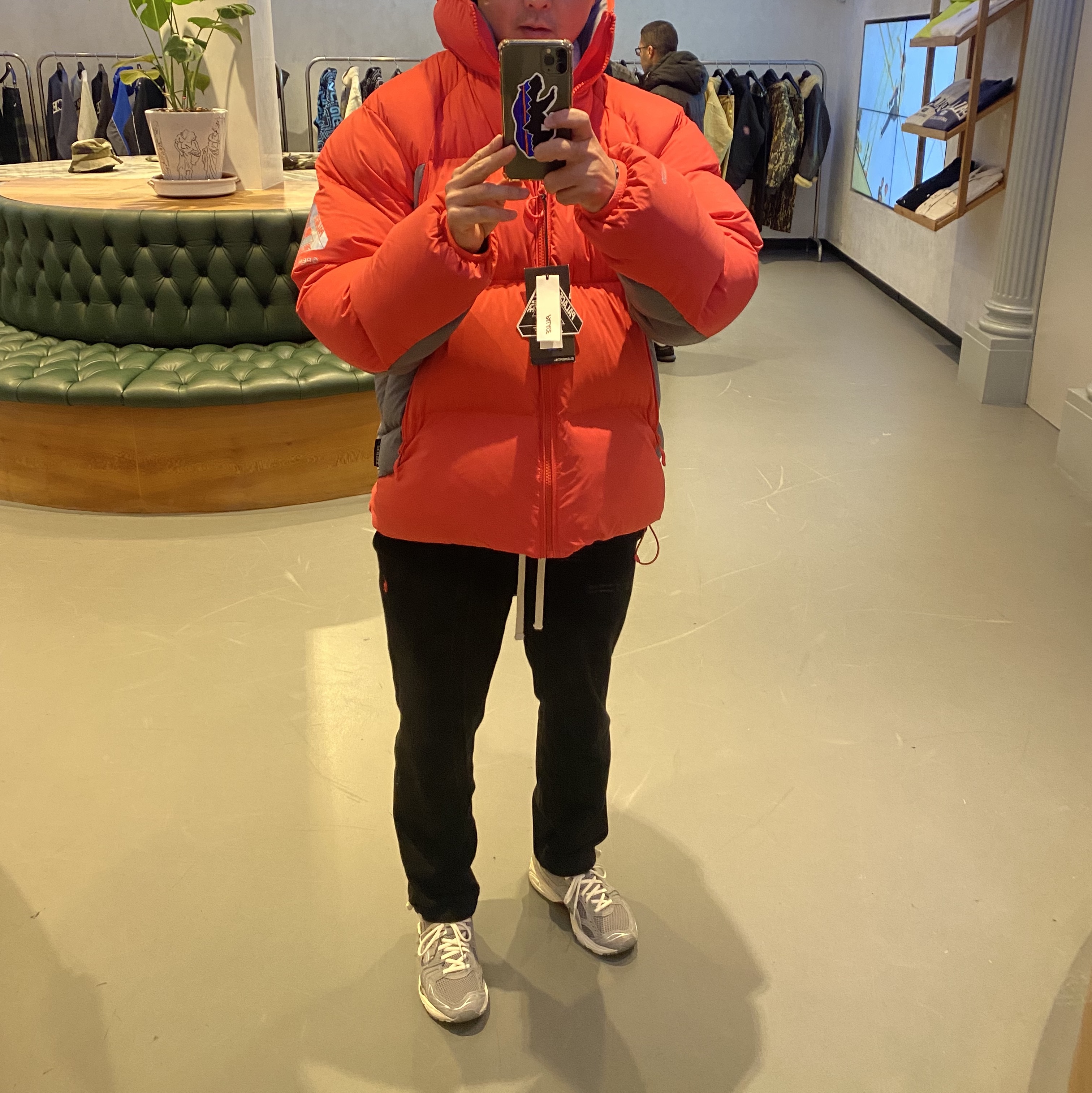 Palace Pertex Matte Balaclava Puffa Flame Carbon - 23FW 착용 스타일 - 1