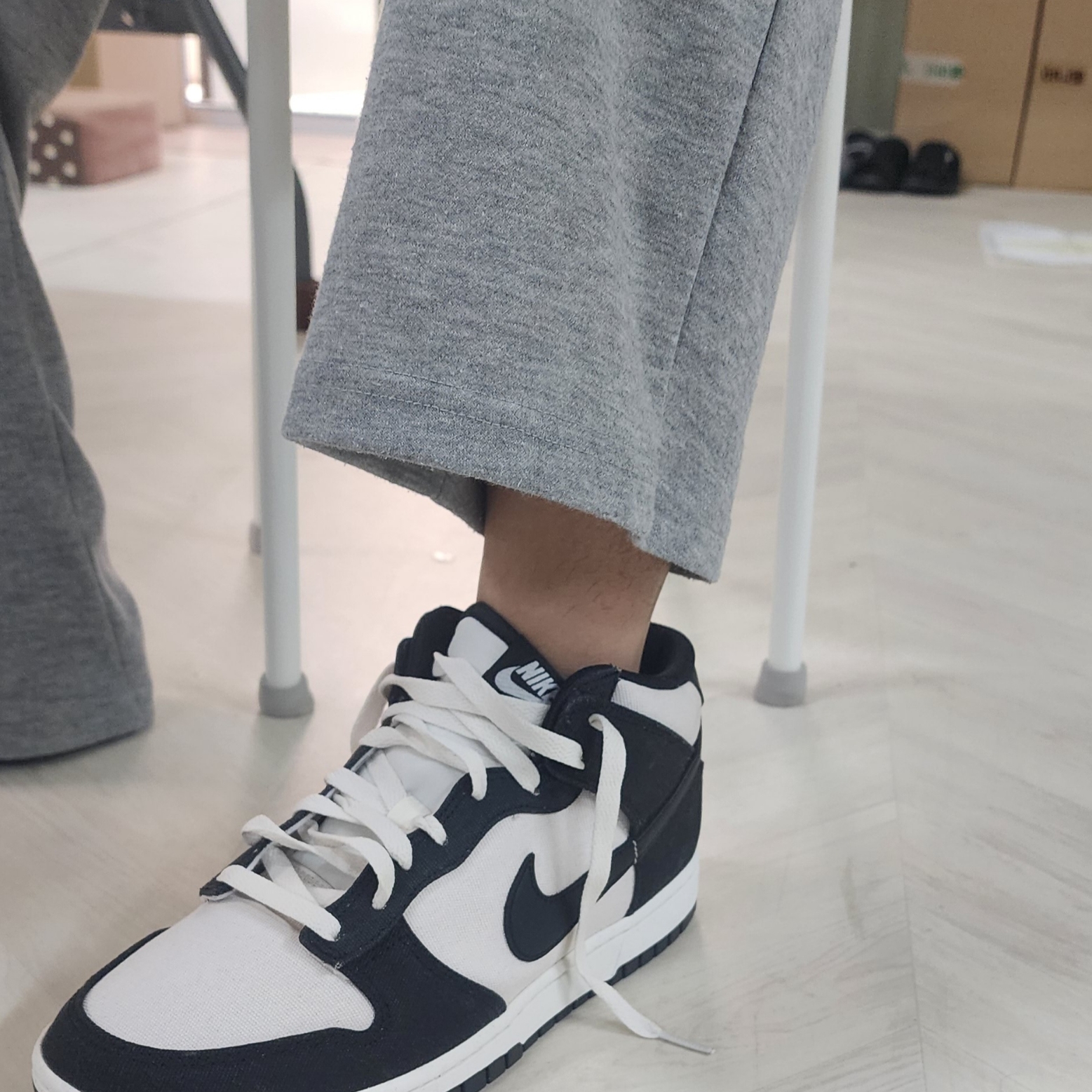 Nike Dunk Mid Panda 착용 스타일