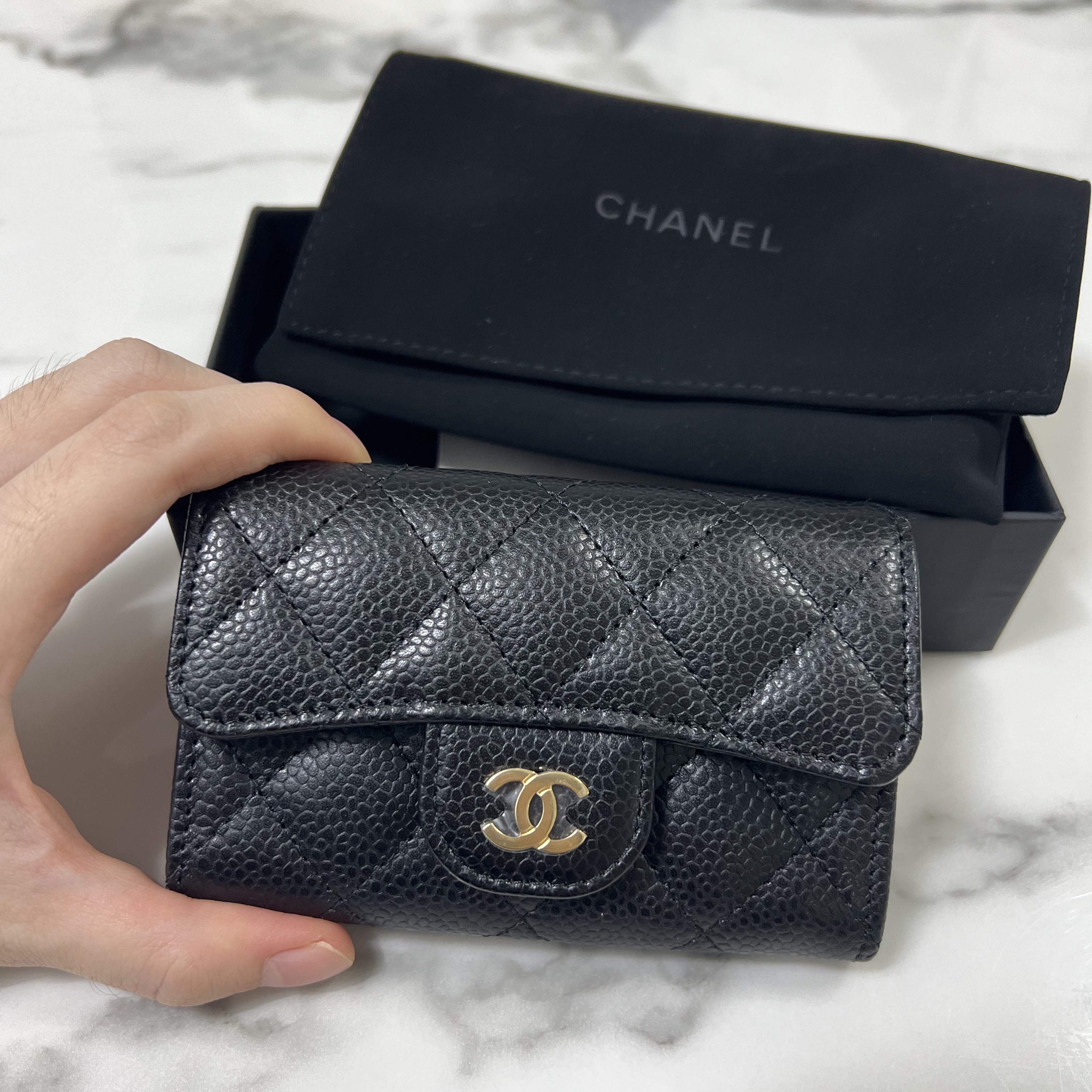 Chanel Classic Card Holder Grained Calfskin & Gold Black 착용 스타일