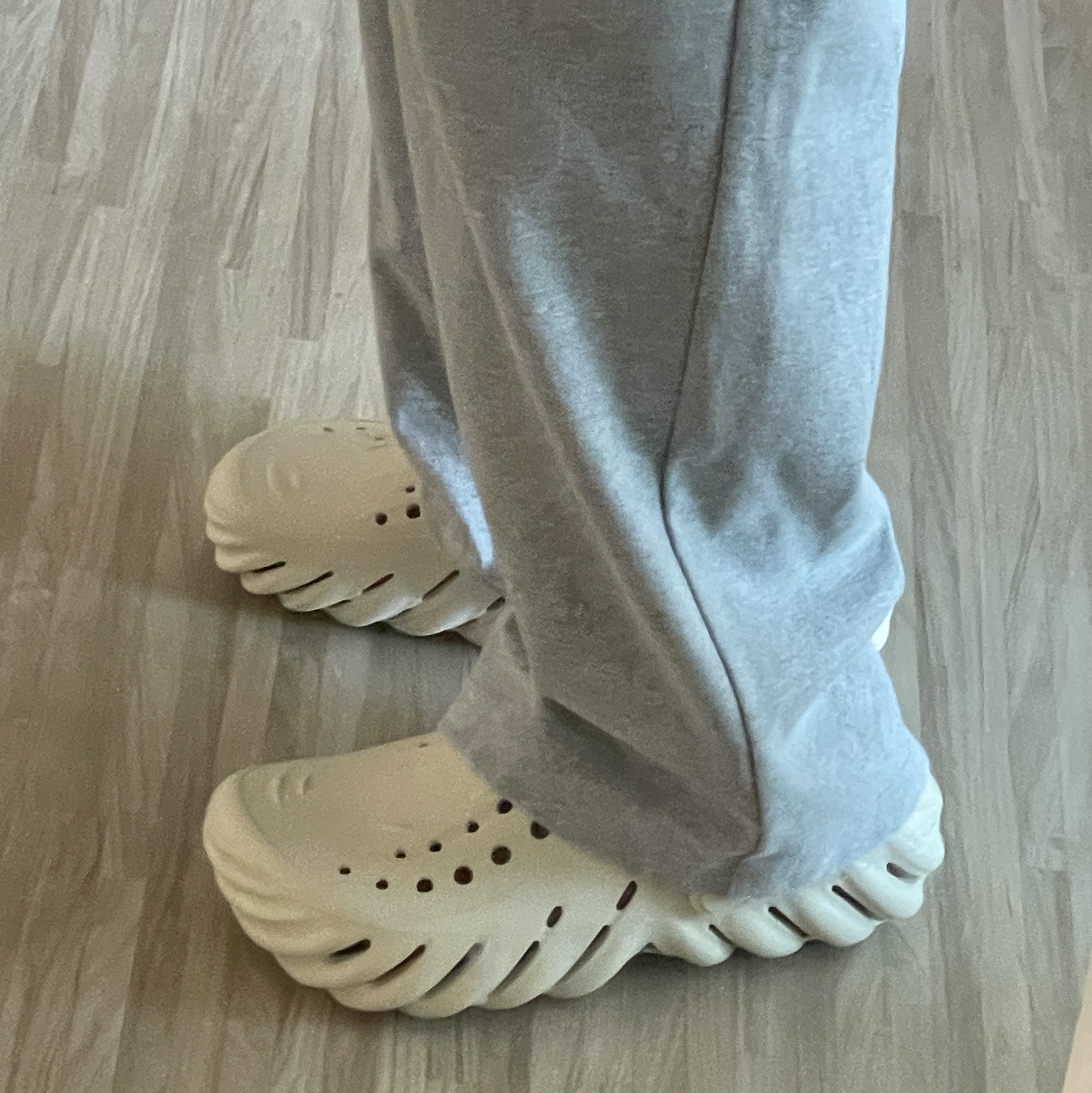Crocs Echo Clog Bone Black 착용 스타일