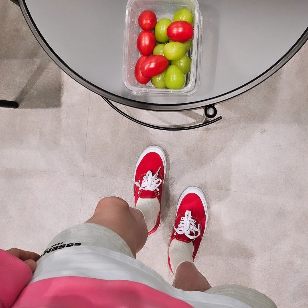 Vans Vault OG Authentic LX Red, Nike x Stussy NRG Washed Fleece Crewneck Lotus PInk 착용 스타일