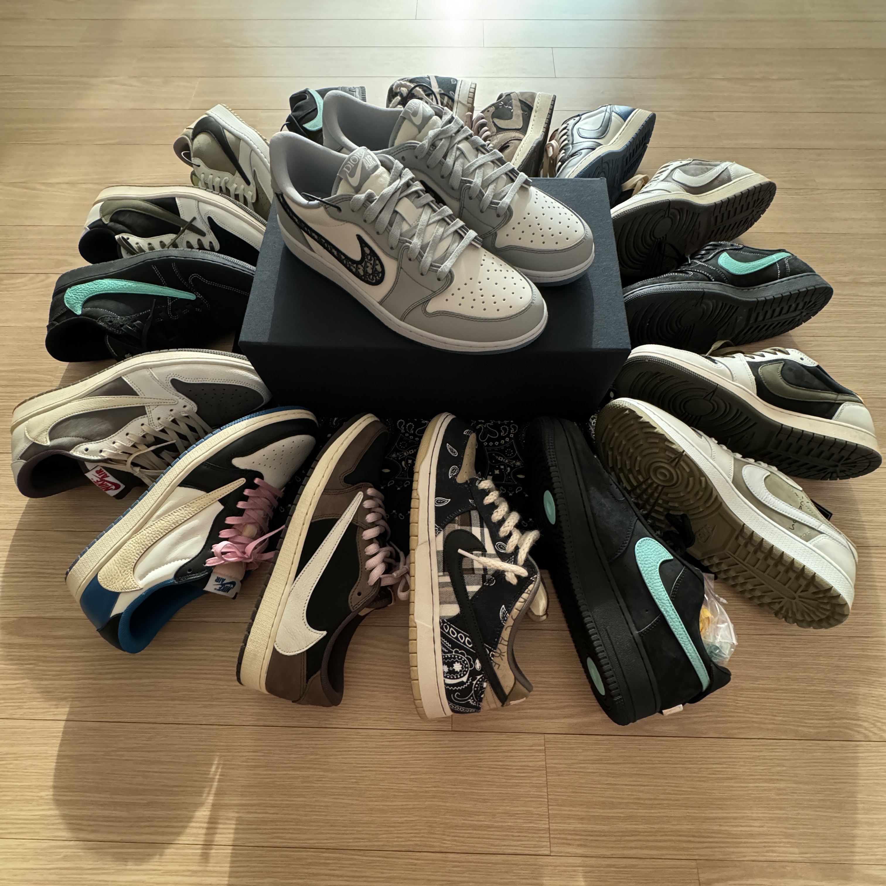 Jordan 1 x Dior Low OG, Jordan 1 x Travis Scott Retro Low Golf NRG Neutral Olive 착용 스타일