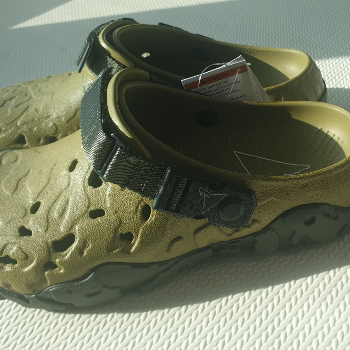 Crocs x Roa Hiking Atlas Clog Aloe Multi 착용 스타일