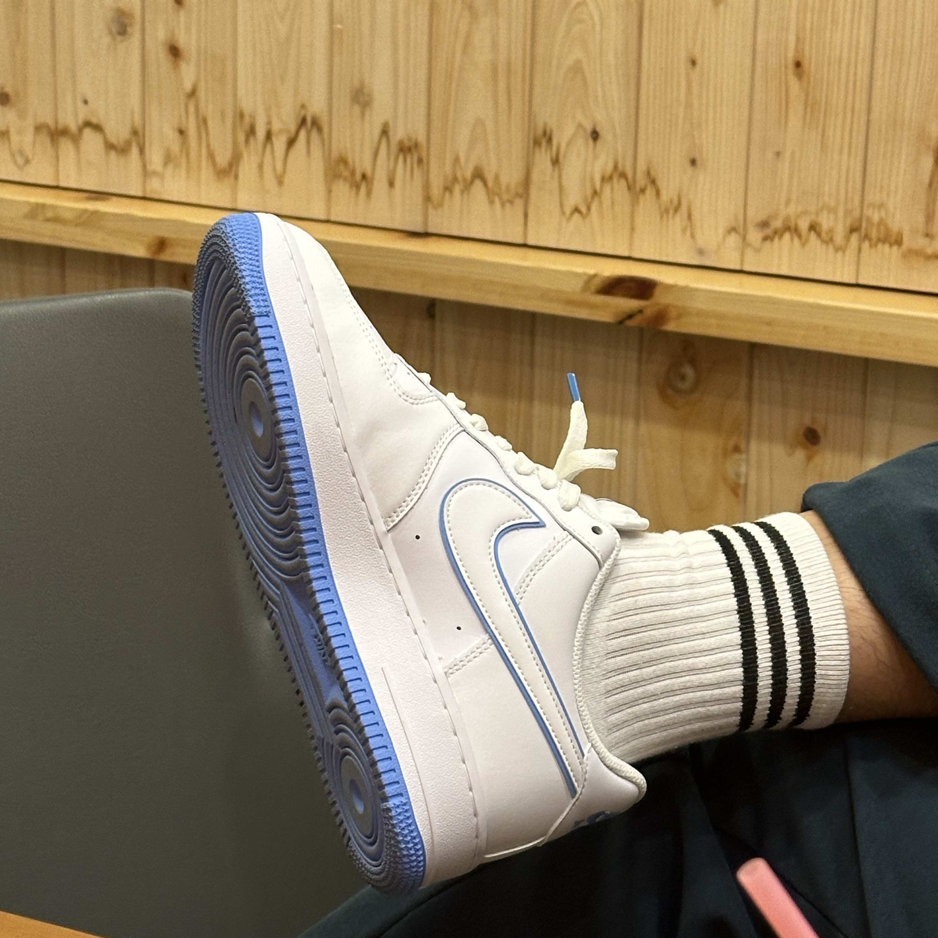 Nike Air Force 1 '07 White University Blue 착용 스타일