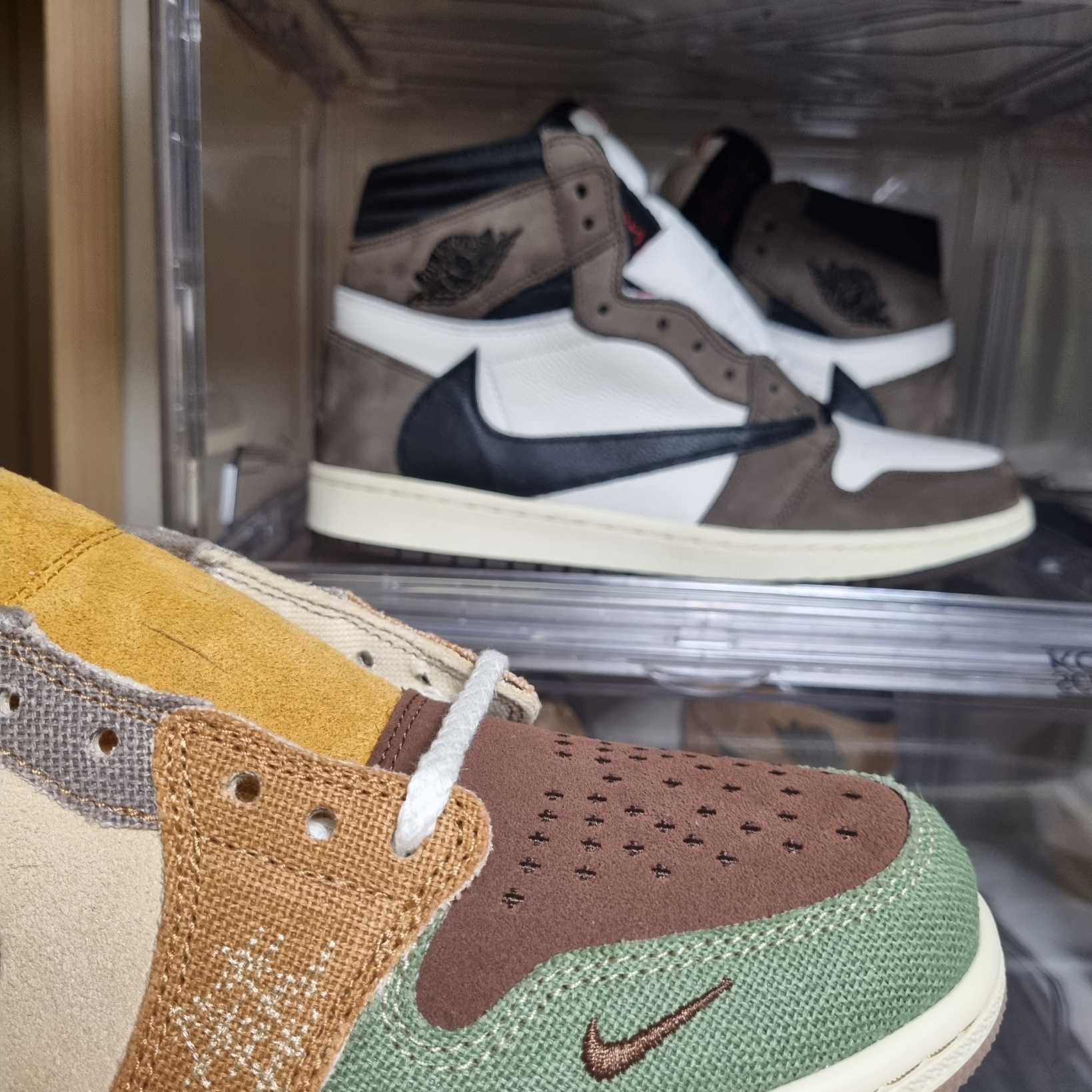 Jordan 1 x Zion Williamson Retro Low OG Flax and Oil Green, Jordan 1 x Travis Scott Retro High OG SP Mocha 착용 스타일 - 1