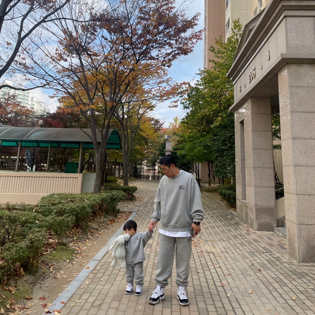 Nike x Stussy NRG Fleece Crewneck Dark Grey Heather (DO9337-063), Nike x Stussy NRG Fleece Pants Dark Grey Heather (DO9340-063) 착용 스타일