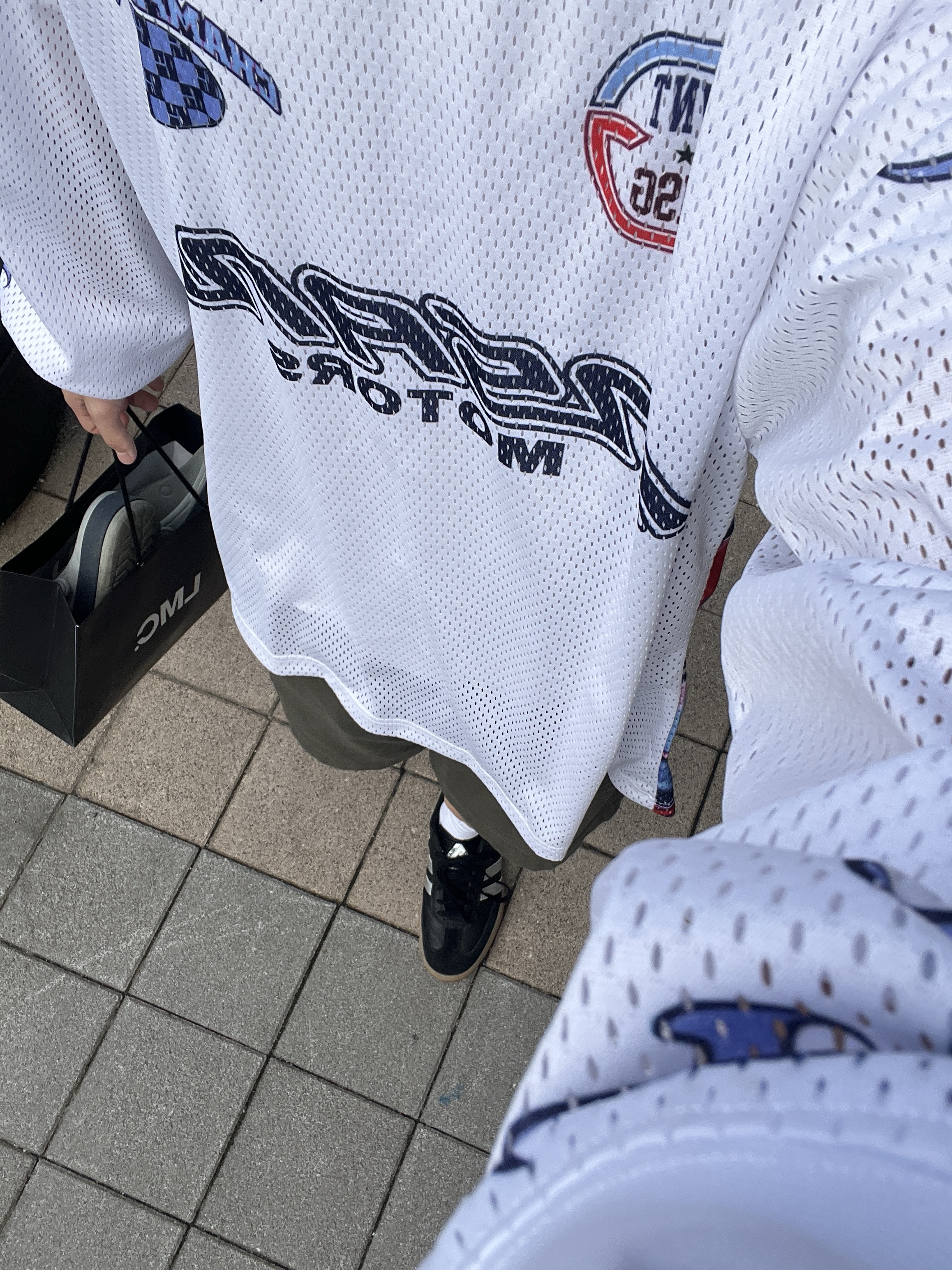 Adidas x Palace Samba Black Silver 착용 스타일 - 1