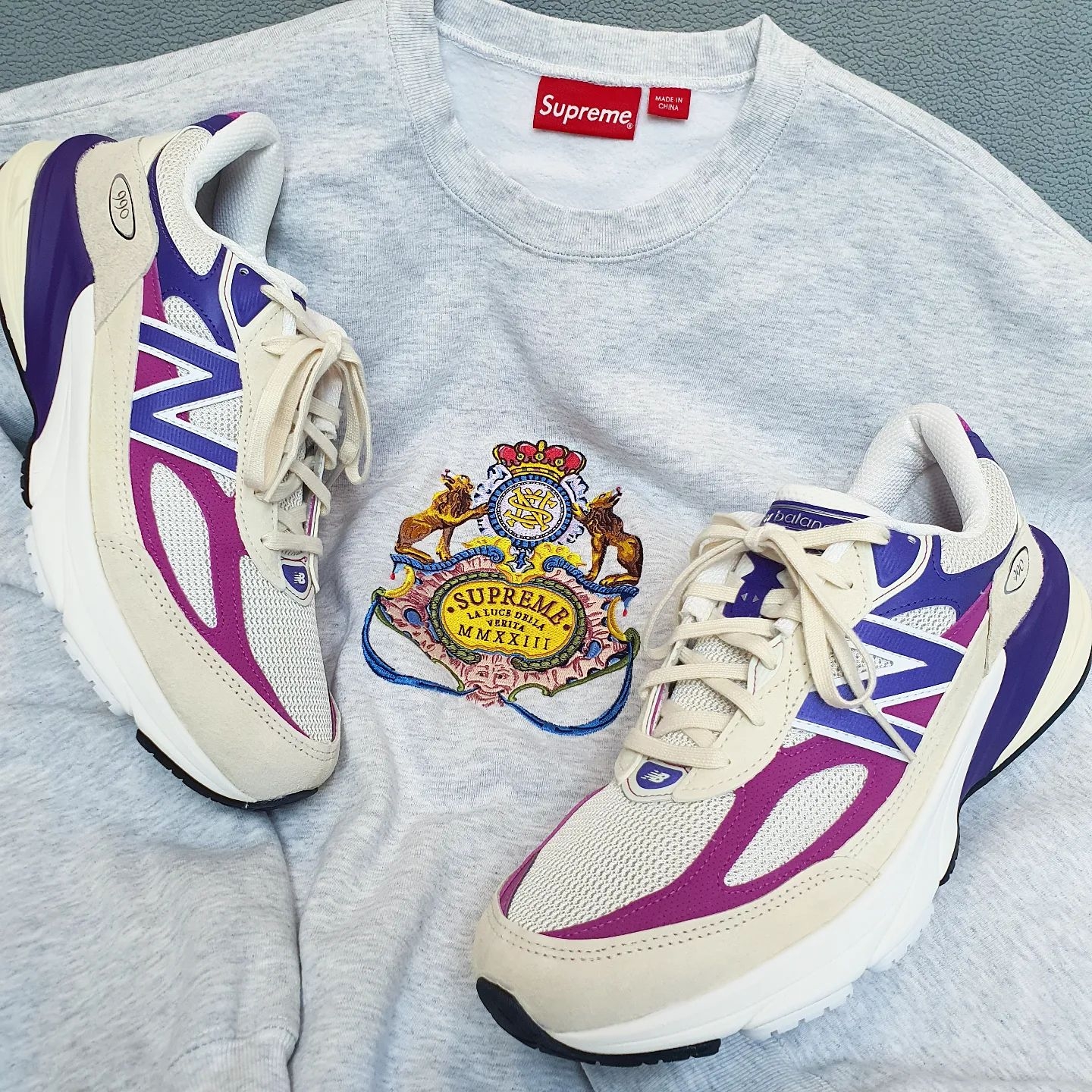 Supreme Crest Crewneck Ash Grey - 23SS, New Balance 990v6 Made in USA Limestone Magenta 착용 스타일