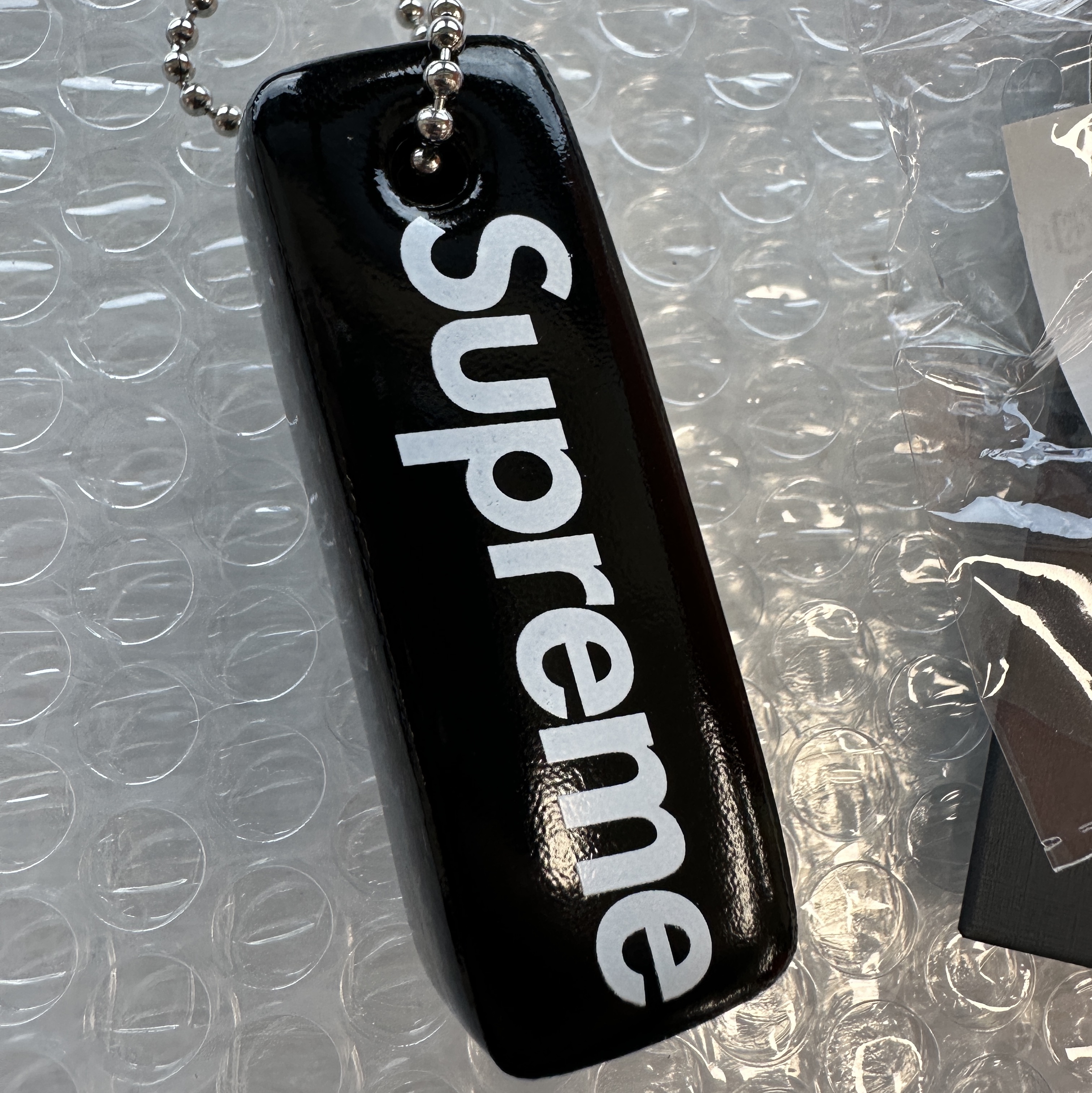 Supreme Floating Keychain Black - 23FW 착용 스타일