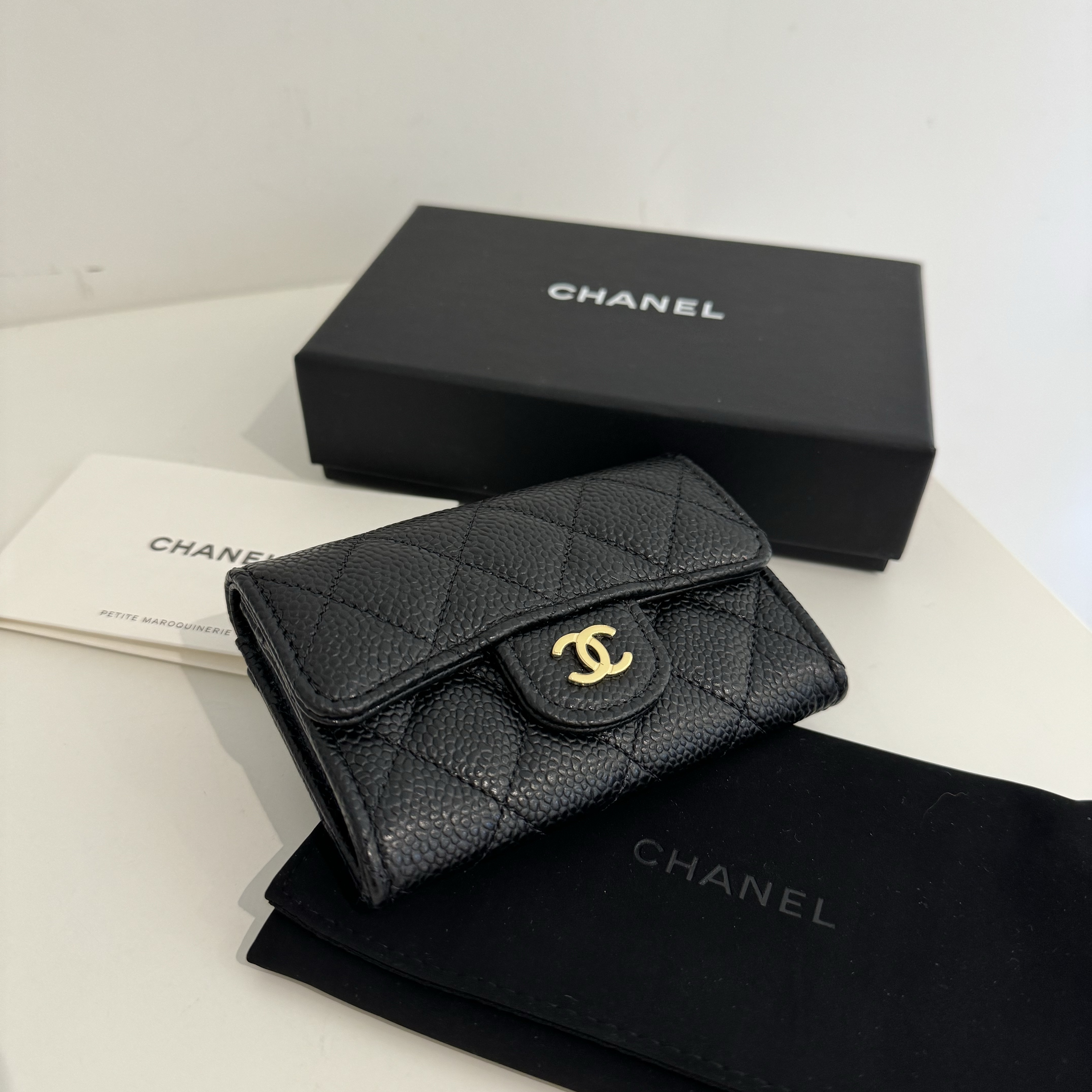 Chanel Classic Card Holder Grained Calfskin & Gold Black 착용 스타일