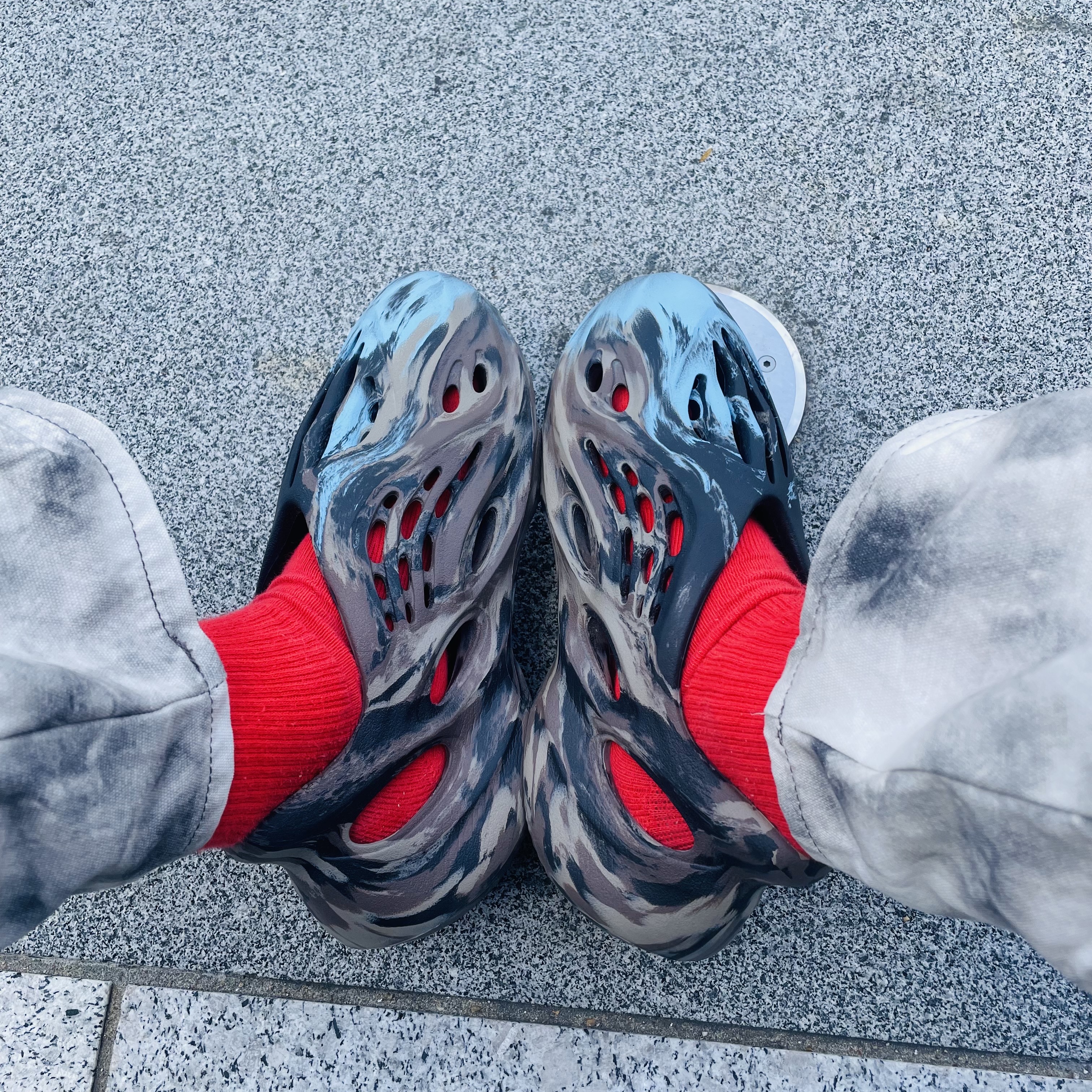 Adidas Yeezy Foam RNNR MX Cinder 착용 스타일