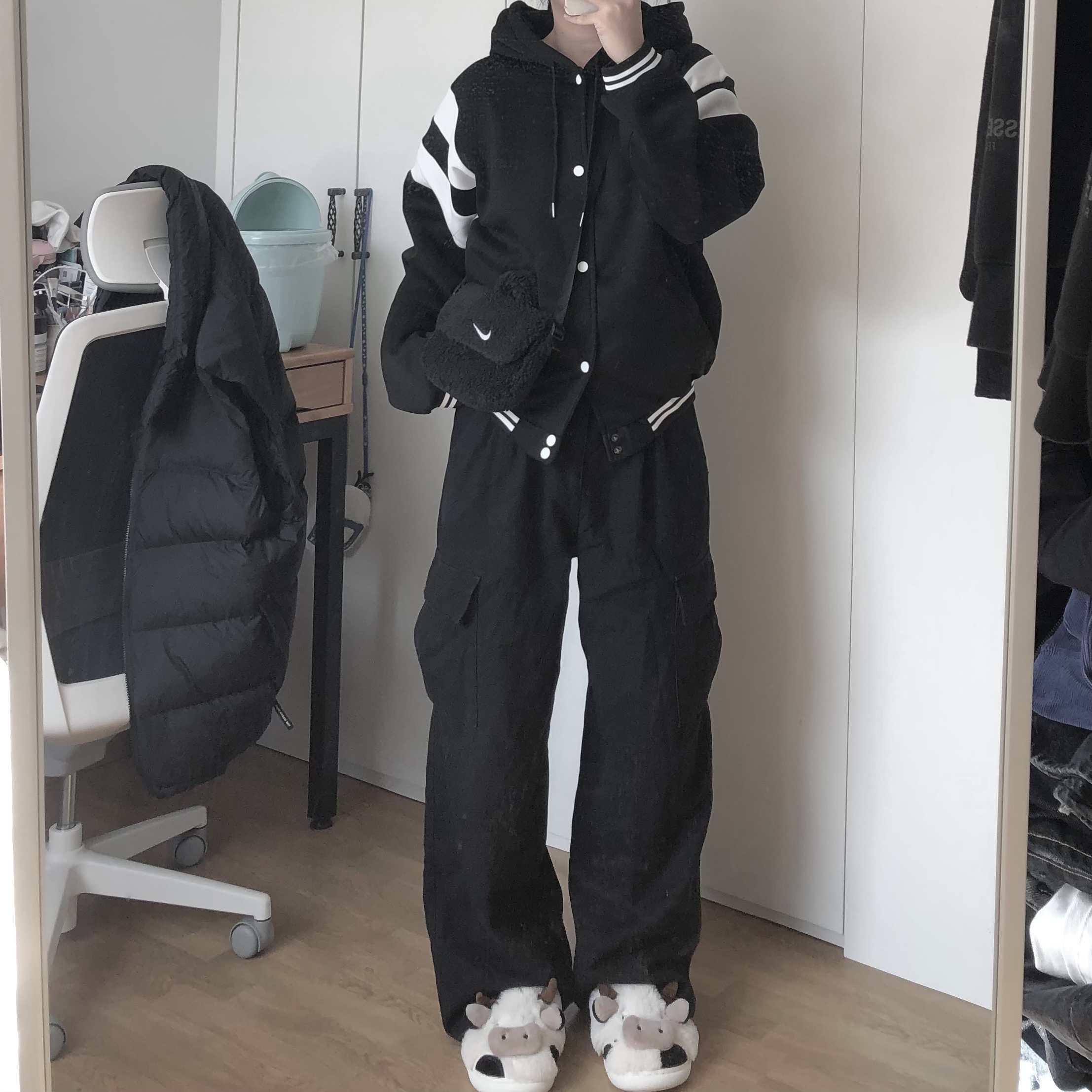 (Kids) Nike NSW Faux Fur Crossbody Bag Black 착용 스타일 - 4