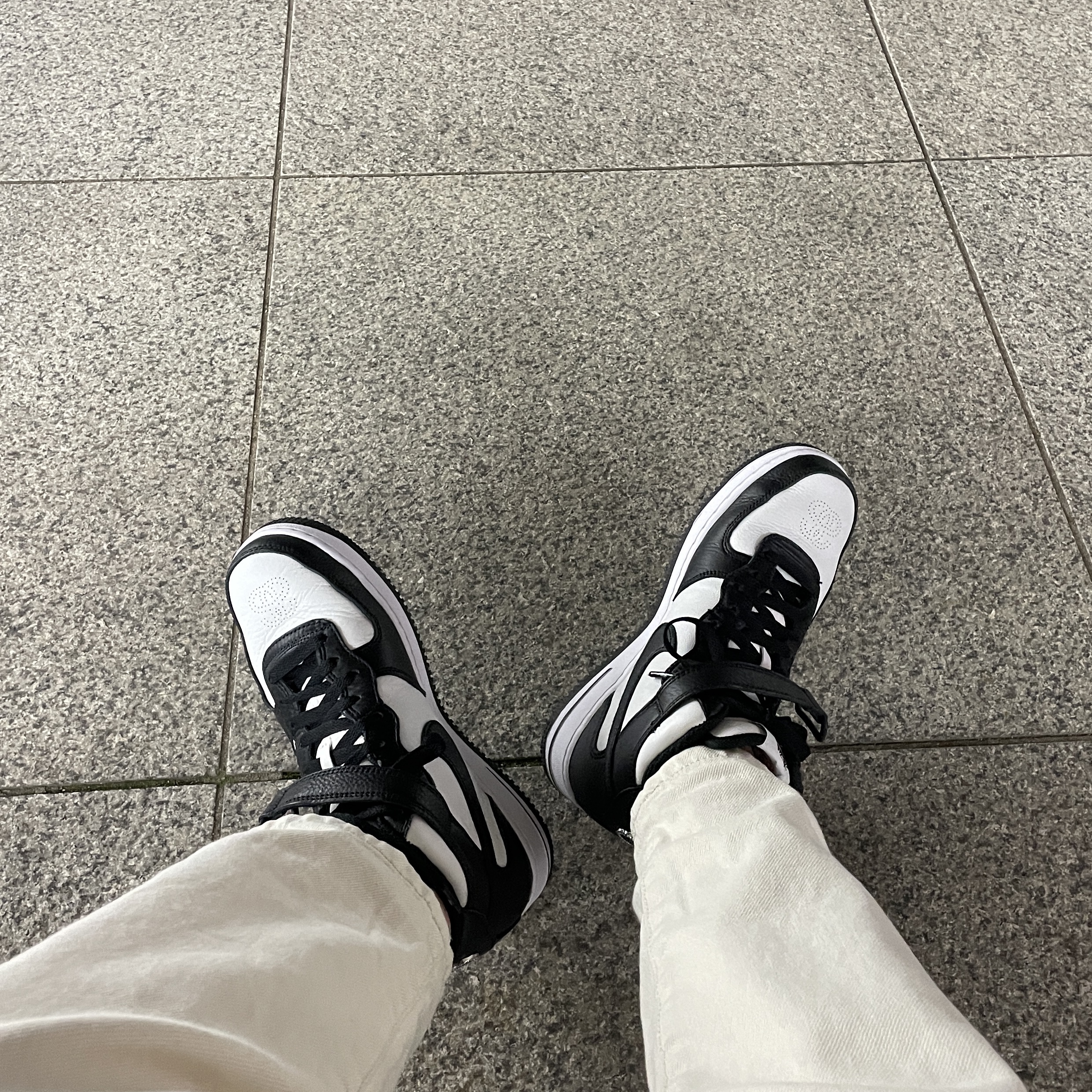 Nike x Stussy Air Force 1 '07 Mid SP Black and Light Bone 착용 스타일