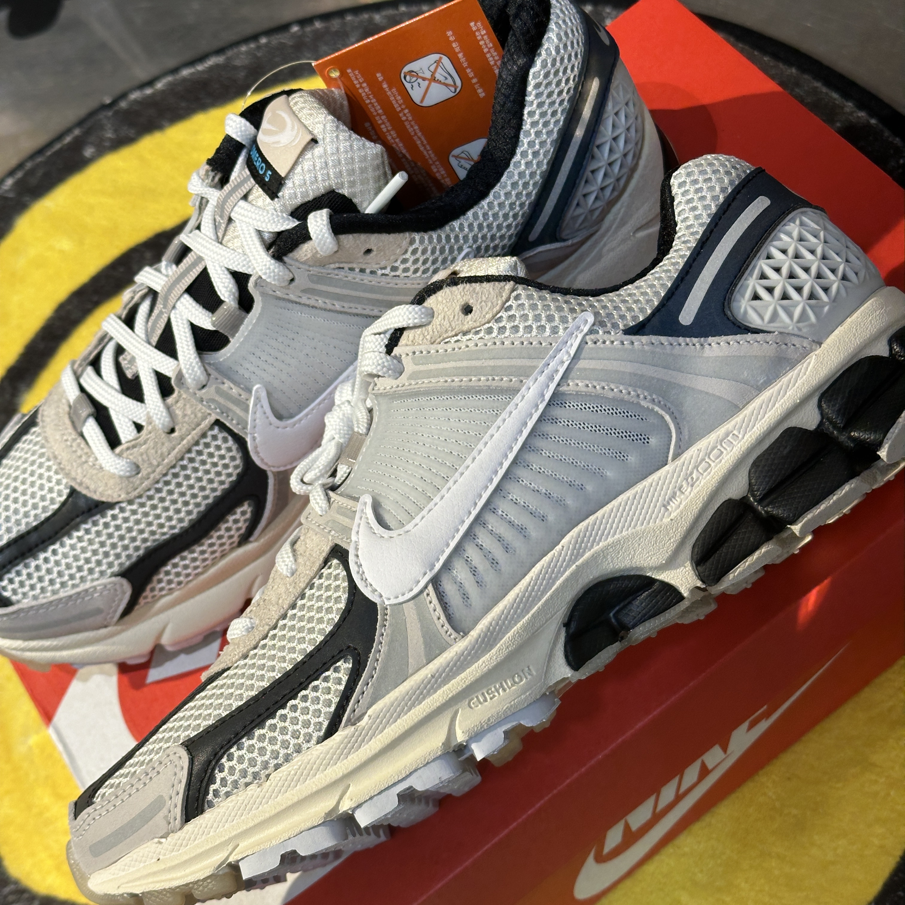 Nike Zoom Vomero 5 Light Bone and Black 착용 스타일 - 1