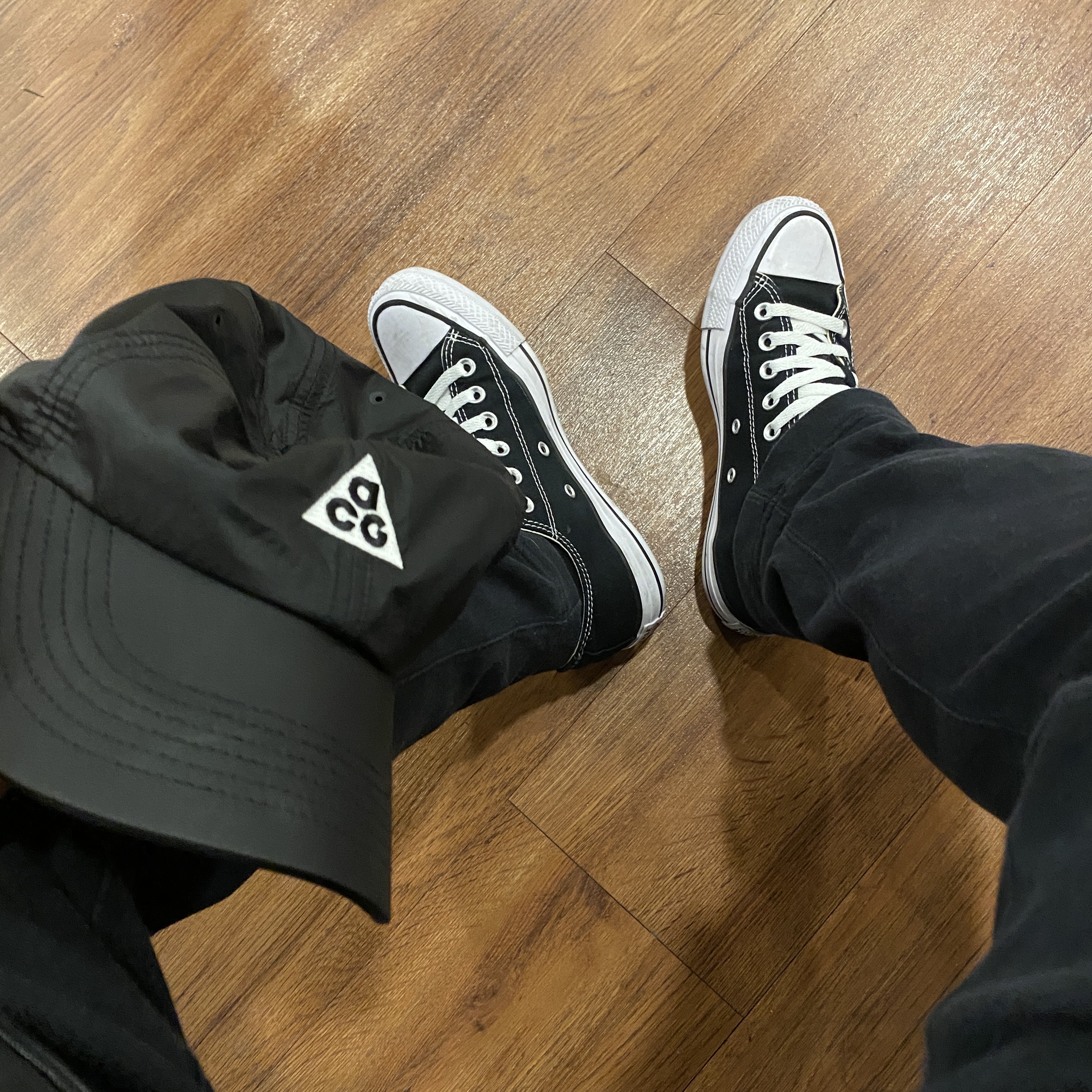 Nike ACG Trail Cap Black, Converse Chuck 70 Ox Black - Standard 착용 스타일