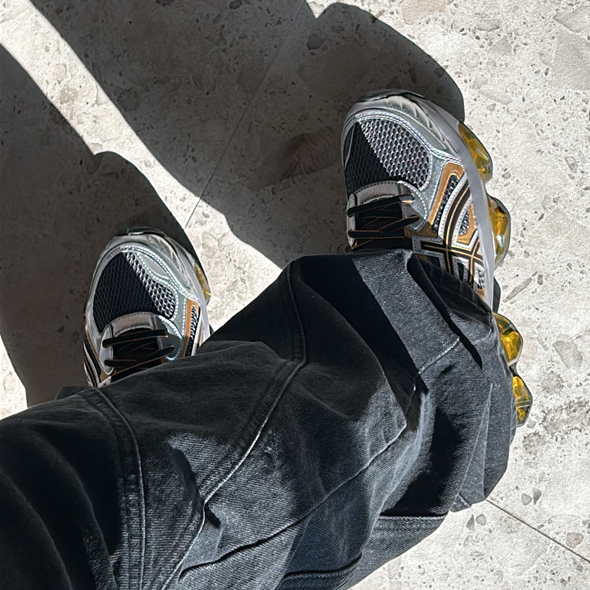 Asics Gel-Quantum Kinetic Carbon Pure Gold 착용 스타일 - 1